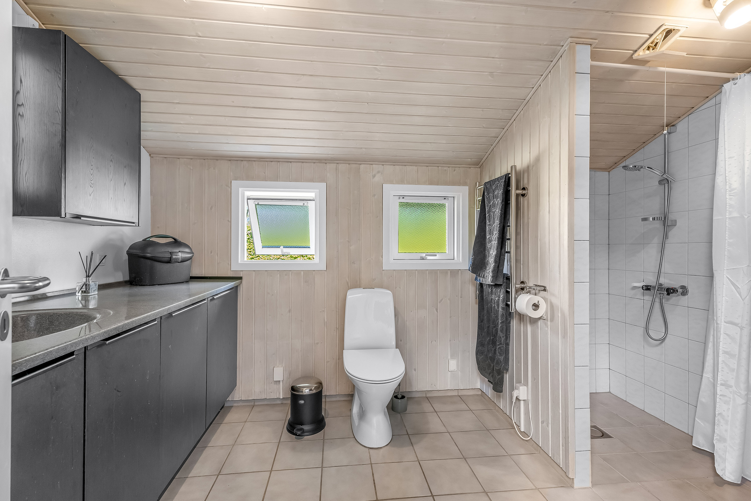 Fremhævet badeværelse billede i fuldskærmstilstand. Billede af Mælkebøttevej 27, 4873 Væggerløse