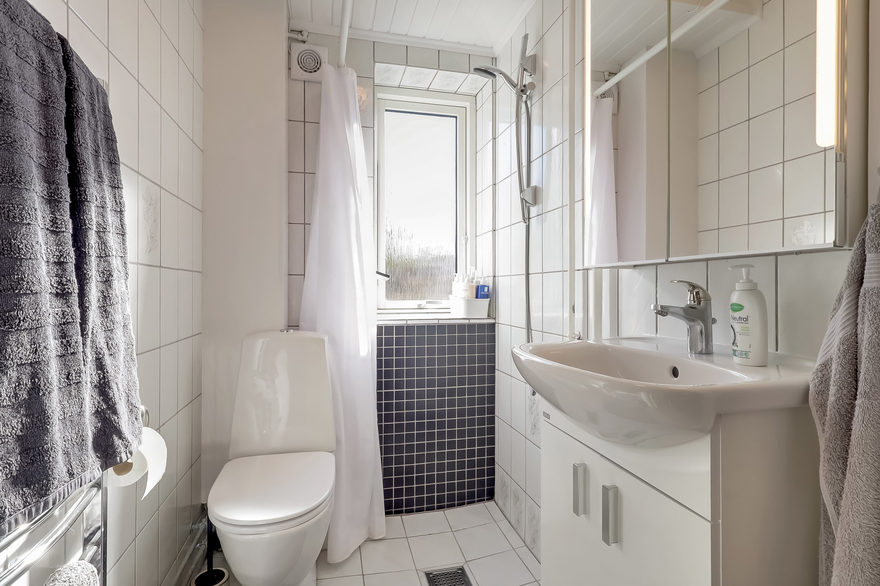 Fremhævet badeværelse billede i fuldskærmstilstand. Billede af Kobberbæksvej 29, st.. tv., 5700 Svendborg