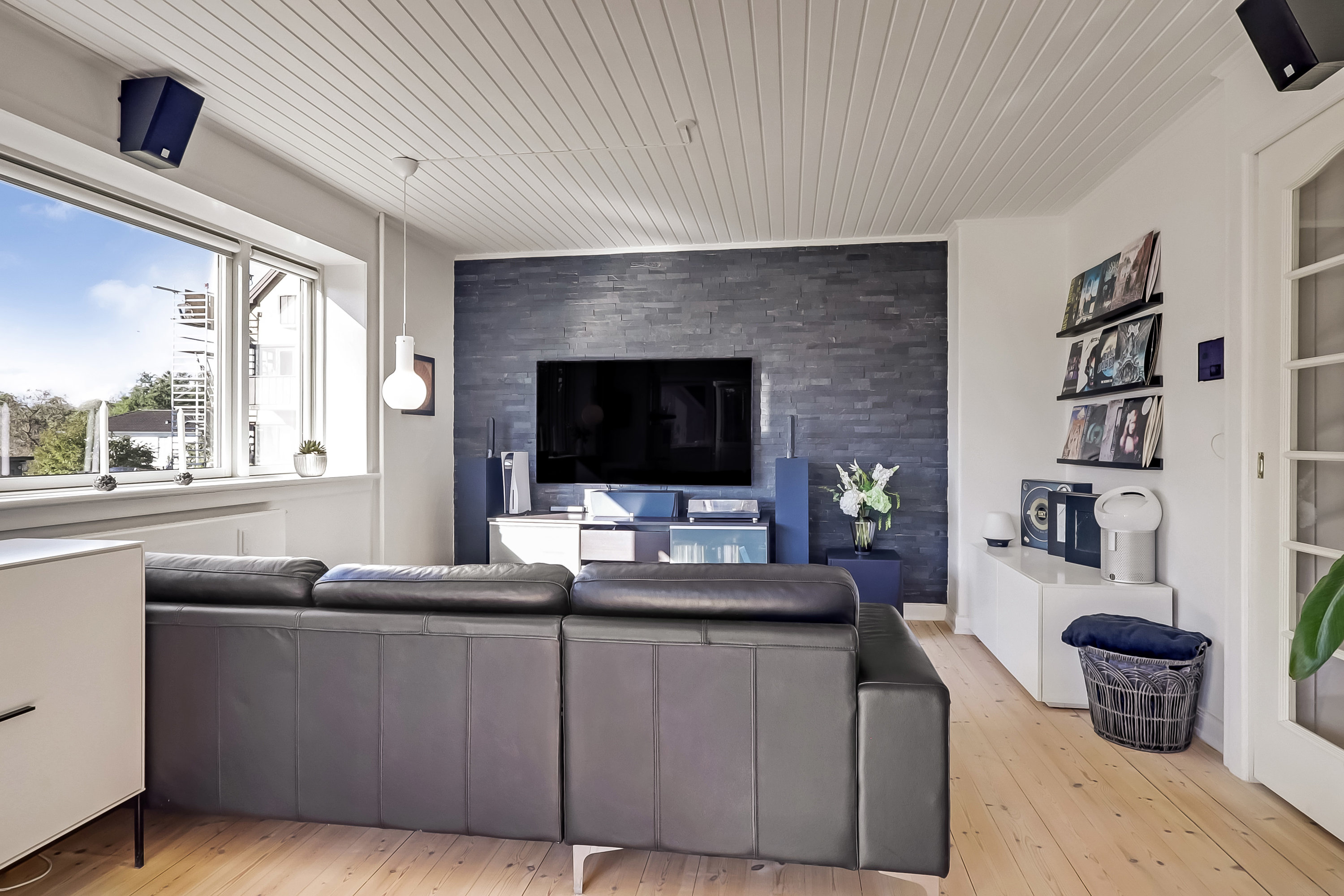 Fremhævet stue billede i fuldskærmstilstand. Billede af Kobberbæksvej 29, st.. tv., 5700 Svendborg