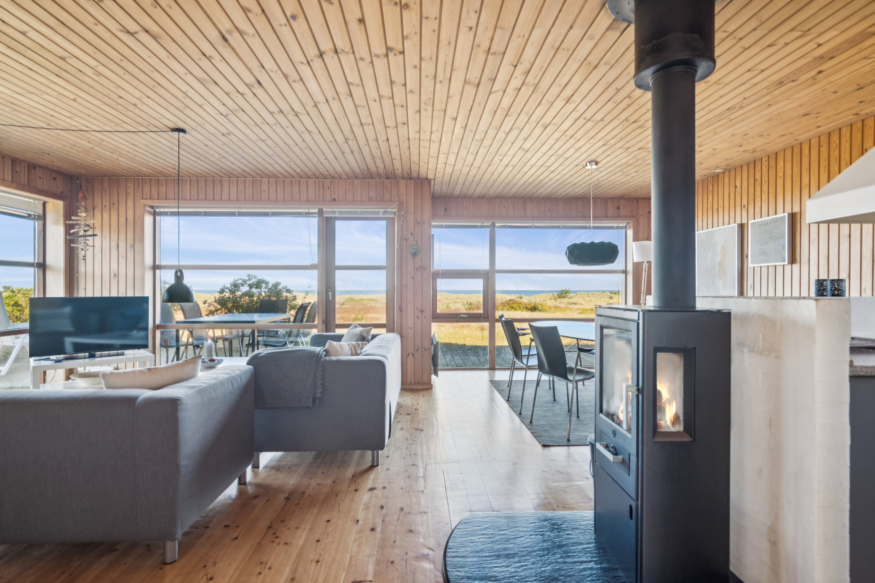 Fremhævet stue billede i fuldskærmstilstand. Billede af Mågevej 15, Østerby Havn, 9940 Læsø