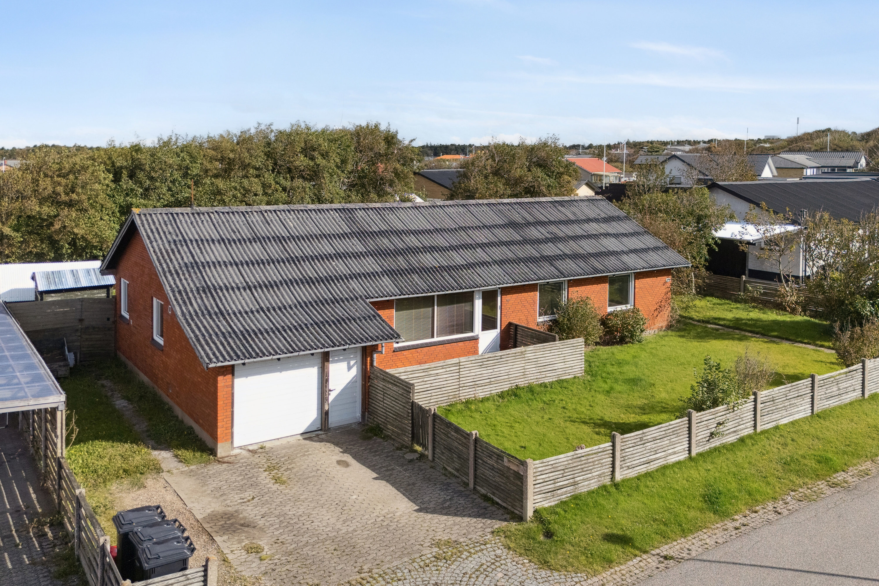 Villa: Set fra vejen på Gyvelvænget 154, 7730 Hanstholm