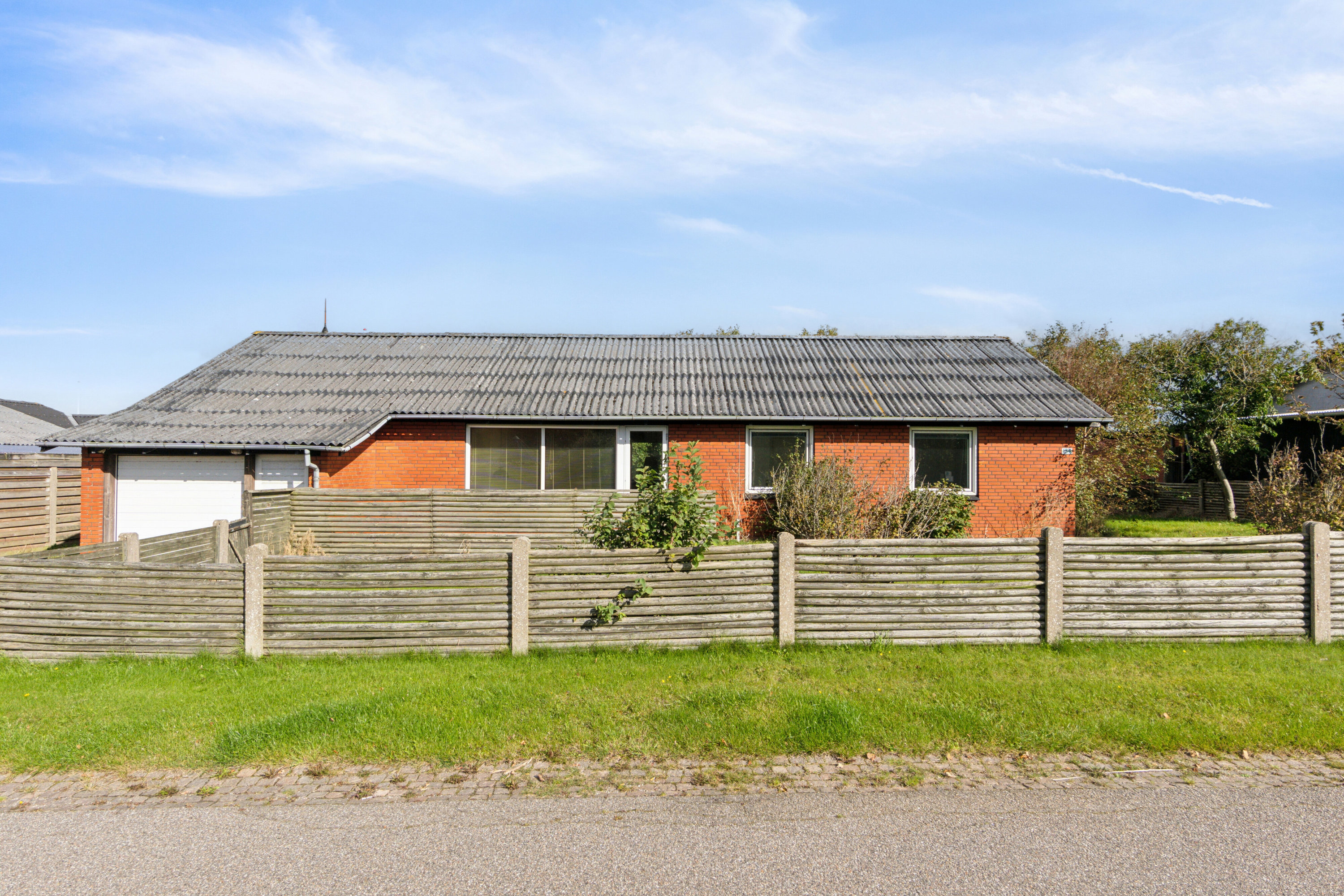 Villa: Set fra vejen på Gyvelvænget 154, 7730 Hanstholm