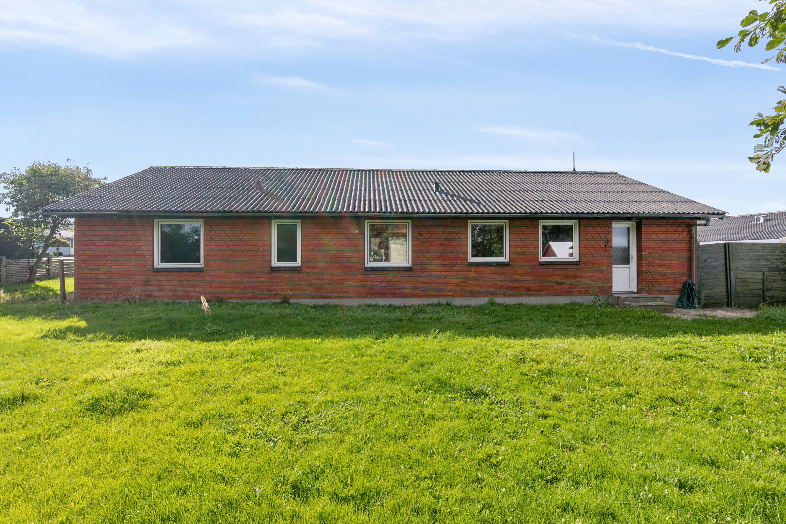 Fremhævet set fra haven billede i fuldskærmstilstand. Billede af Gyvelvænget 154, 7730 Hanstholm