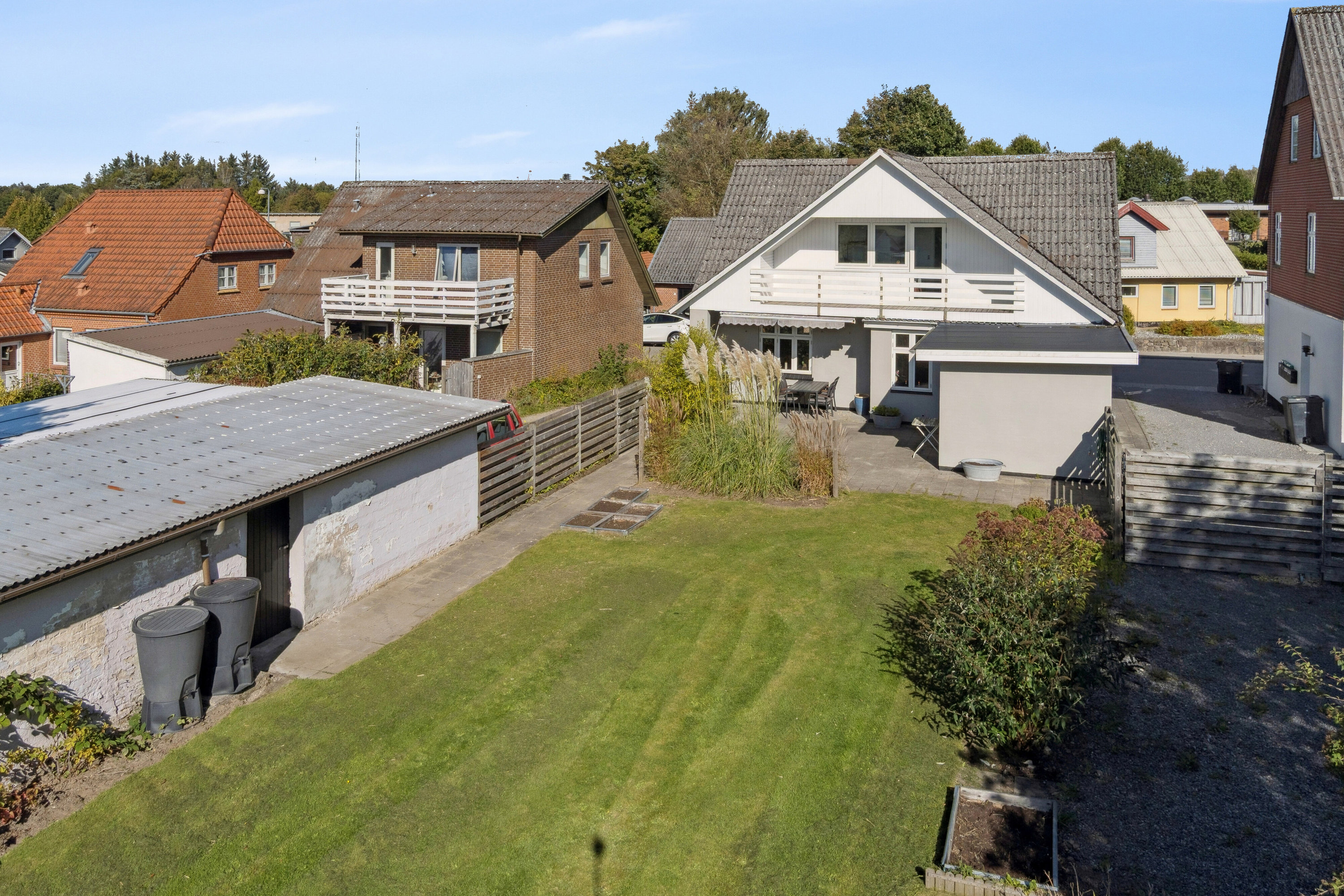 Fremhævet set fra haven billede i fuldskærmstilstand. Billede af Kirkevej 11, 6040 Egtved