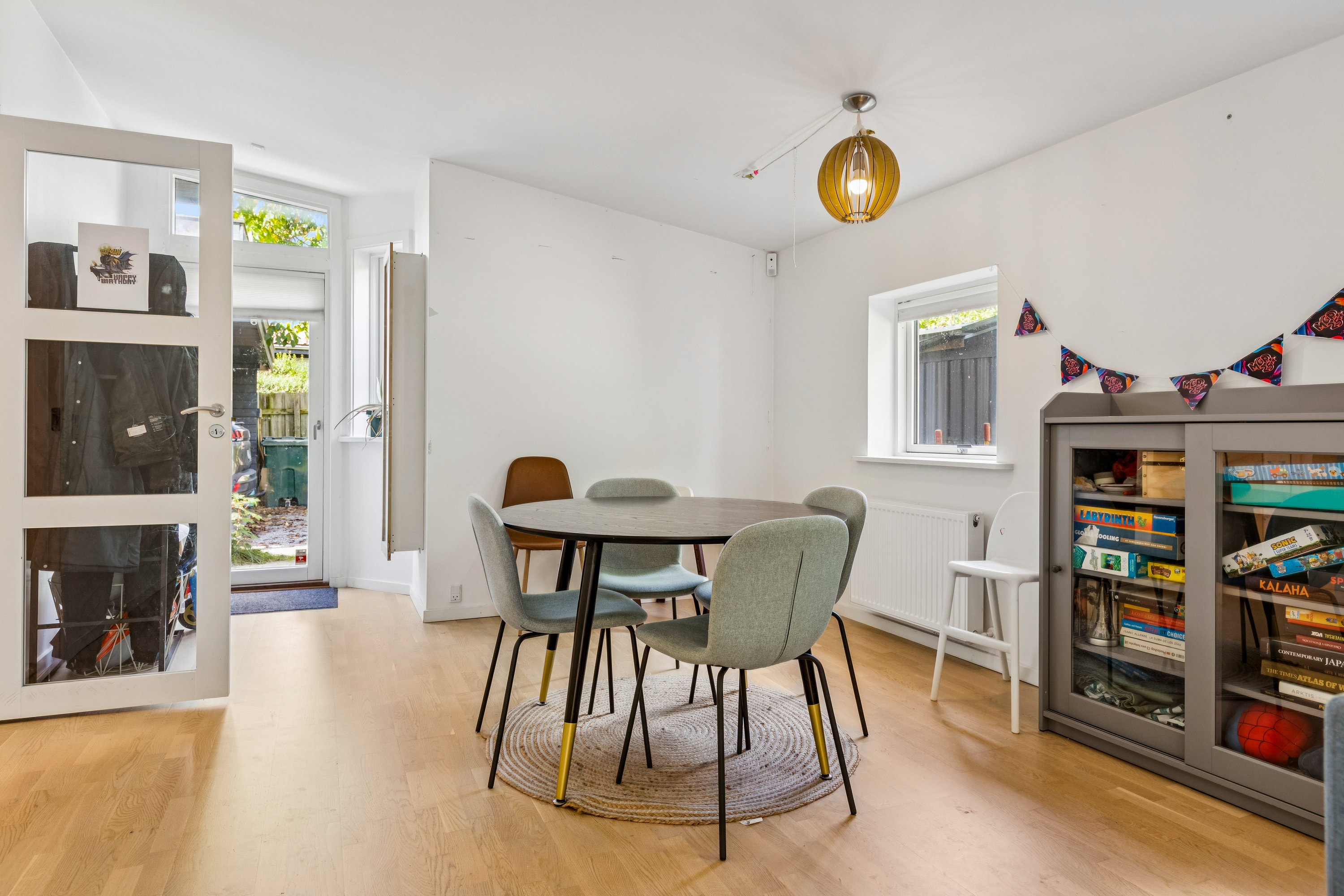 Fremhævet stue billede i fuldskærmstilstand. Billede af Værebrovej 65, 2880 Bagsværd