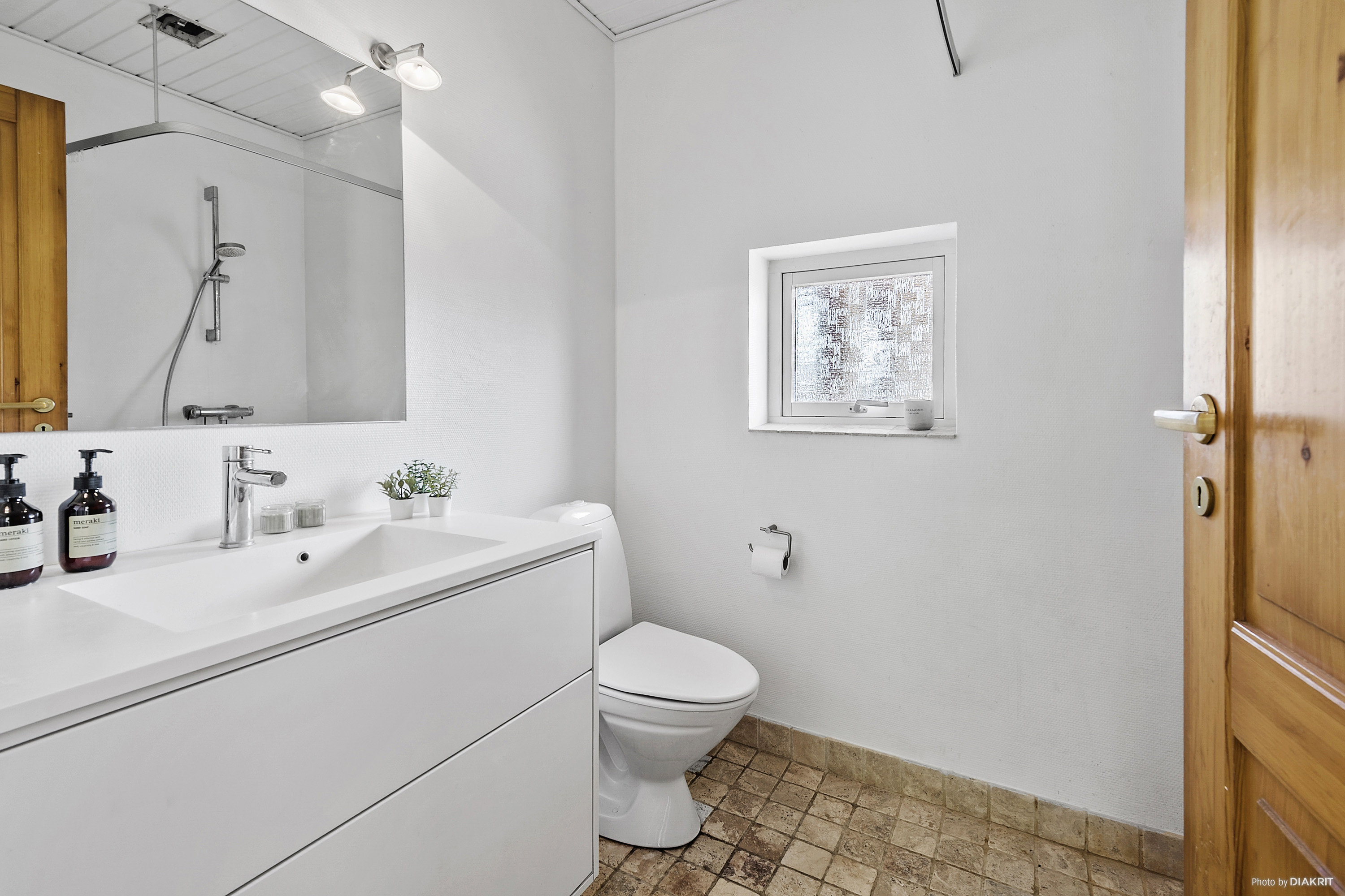 Fremhævet toilet billede i fuldskærmstilstand. Billede af Lærkevænget 11, Ejby, 4623 Lille Skensved