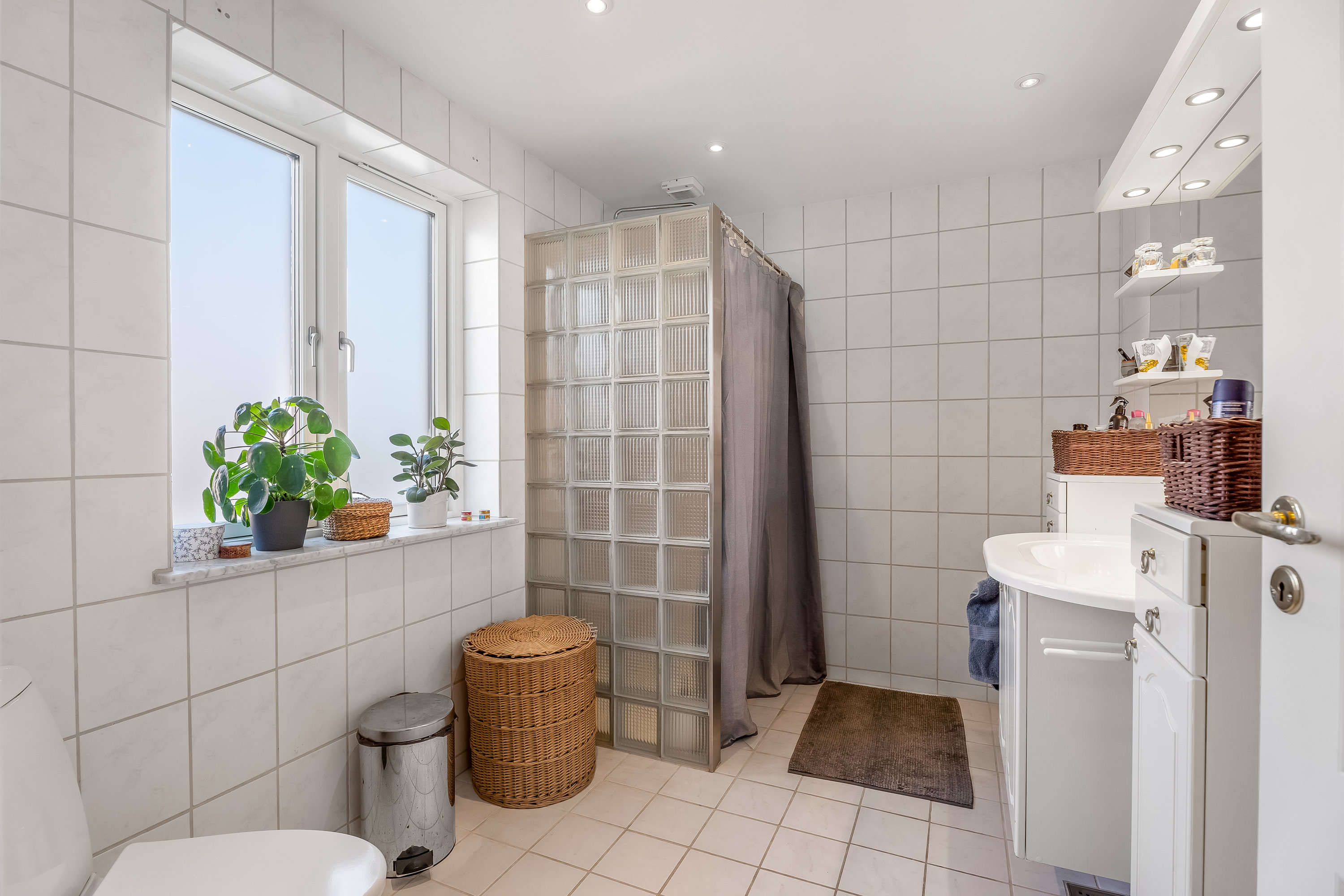 Fremhævet badeværelse billede i fuldskærmstilstand. Billede af Jes Jessensgade 82, 4800 Nykøbing F