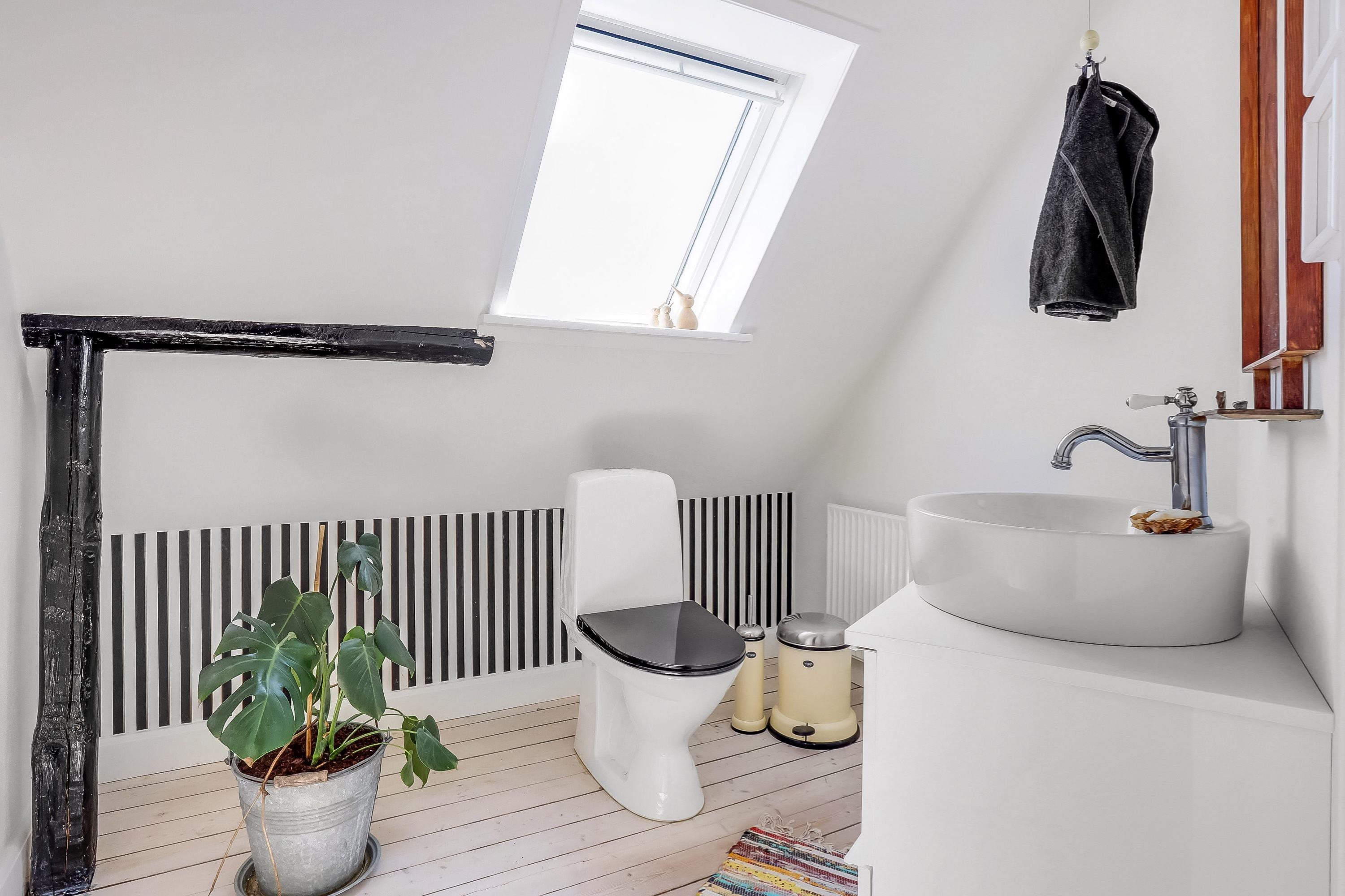 Fremhævet toilet billede i fuldskærmstilstand. Billede af Vesterled 7, 8832 Skals