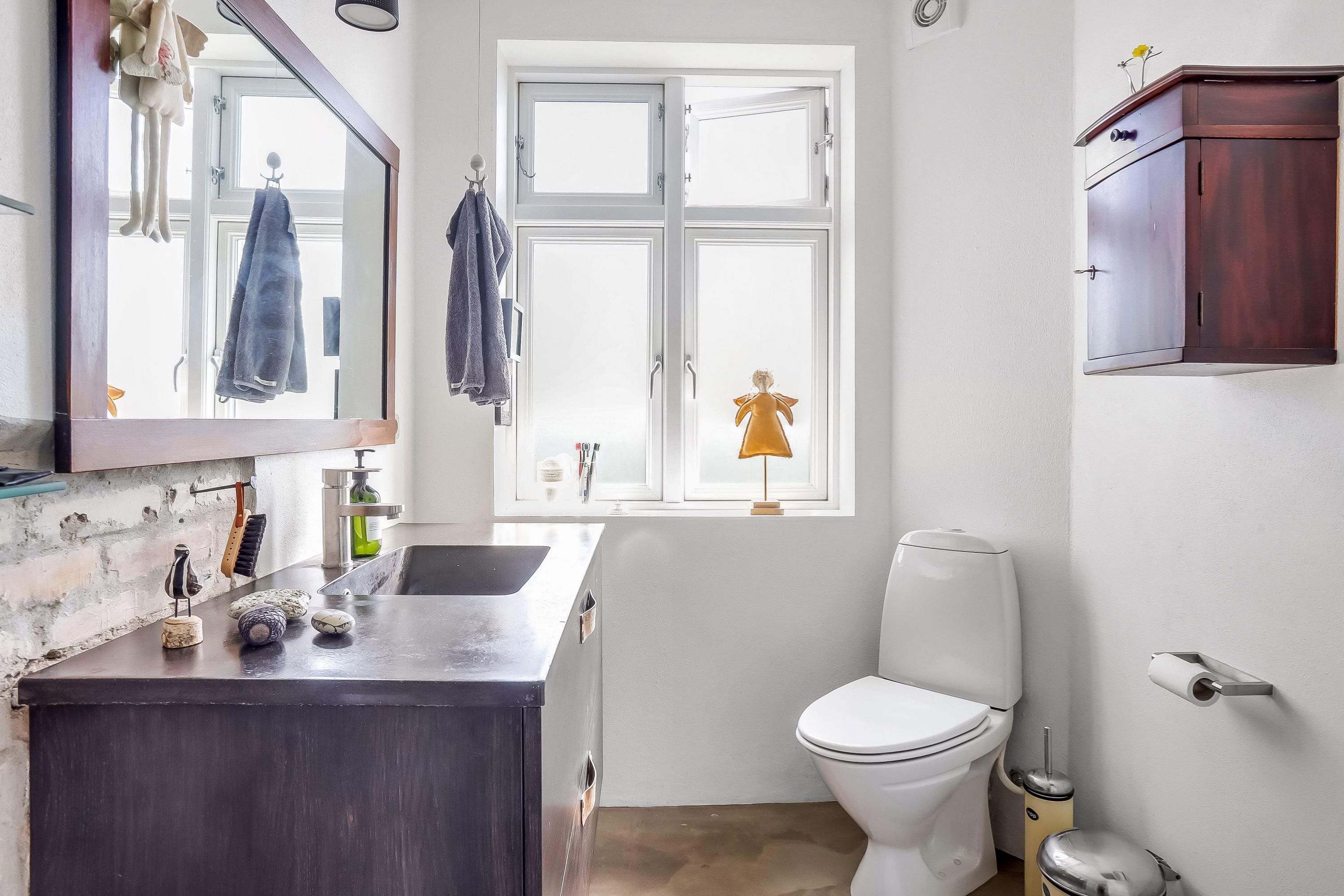 Fremhævet toilet billede i fuldskærmstilstand. Billede af Vesterled 7, 8832 Skals