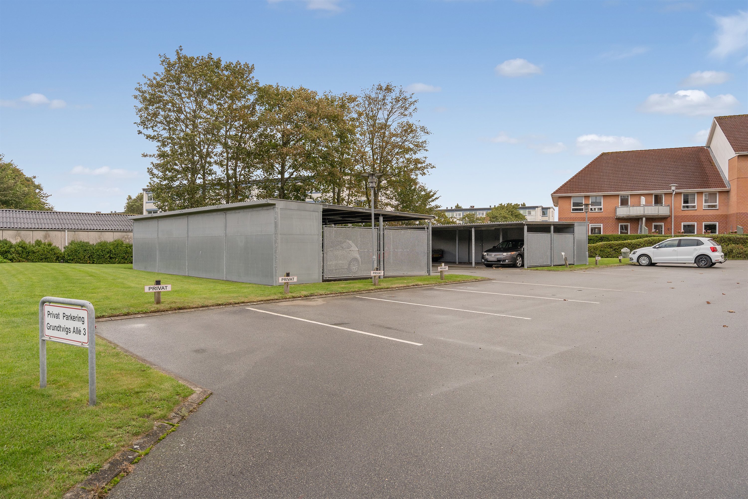 Fremhævet parkeringsplads billede i fuldskærmstilstand. Billede af Grundtvigs Alle 3, st.. 3., 6700 Esbjerg