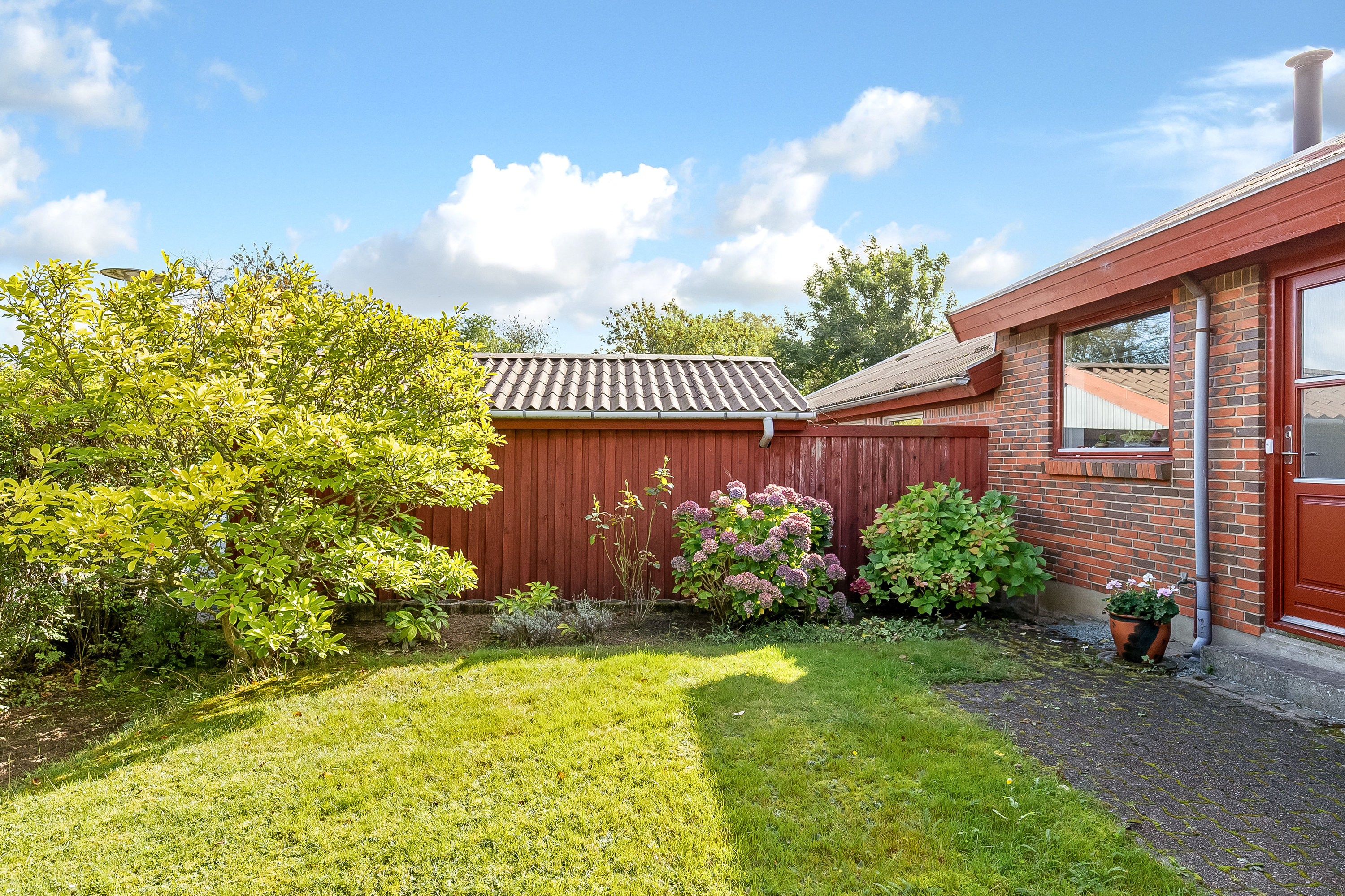 Fremhævet forhave billede i fuldskærmstilstand. Billede af Stævnebogårdsvej 51, Erritsø, 7000 Fredericia