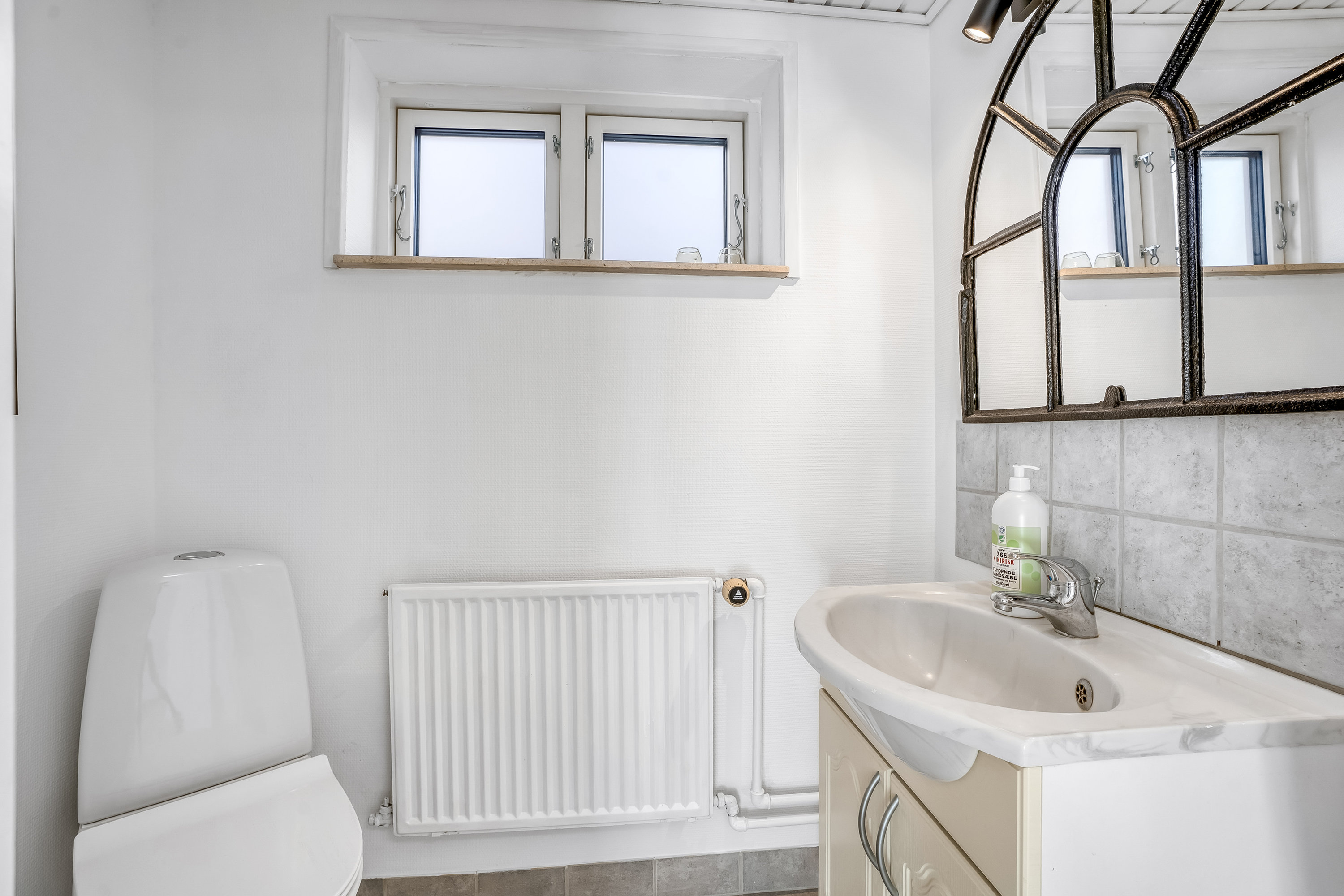 Fremhævet toilet billede i fuldskærmstilstand. Billede af Nørregade 8, 4800 Nykøbing F