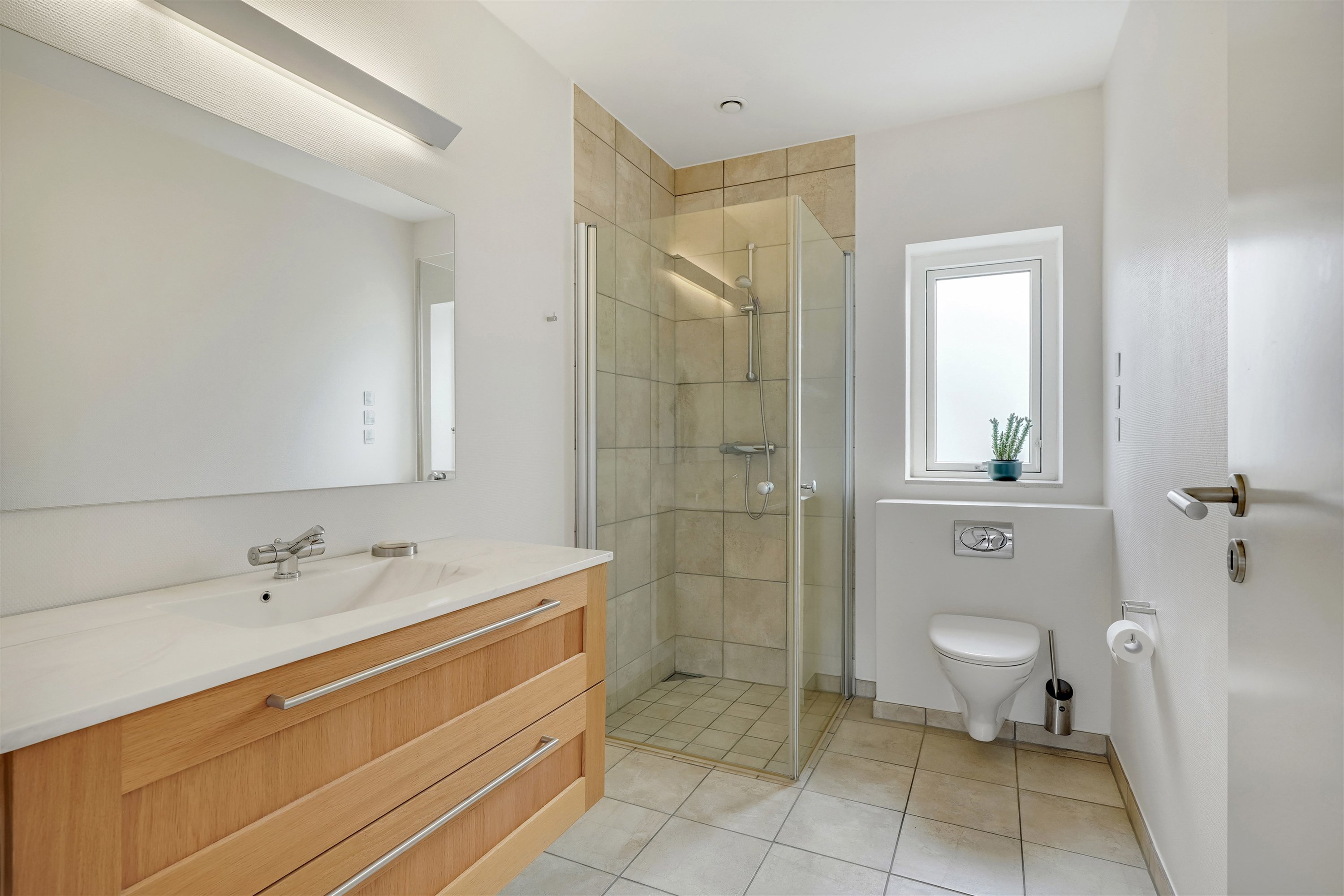 Fremhævet badeværelse billede i fuldskærmstilstand. Billede af Hovedgaden 44C, 1. th., 7190 Billund