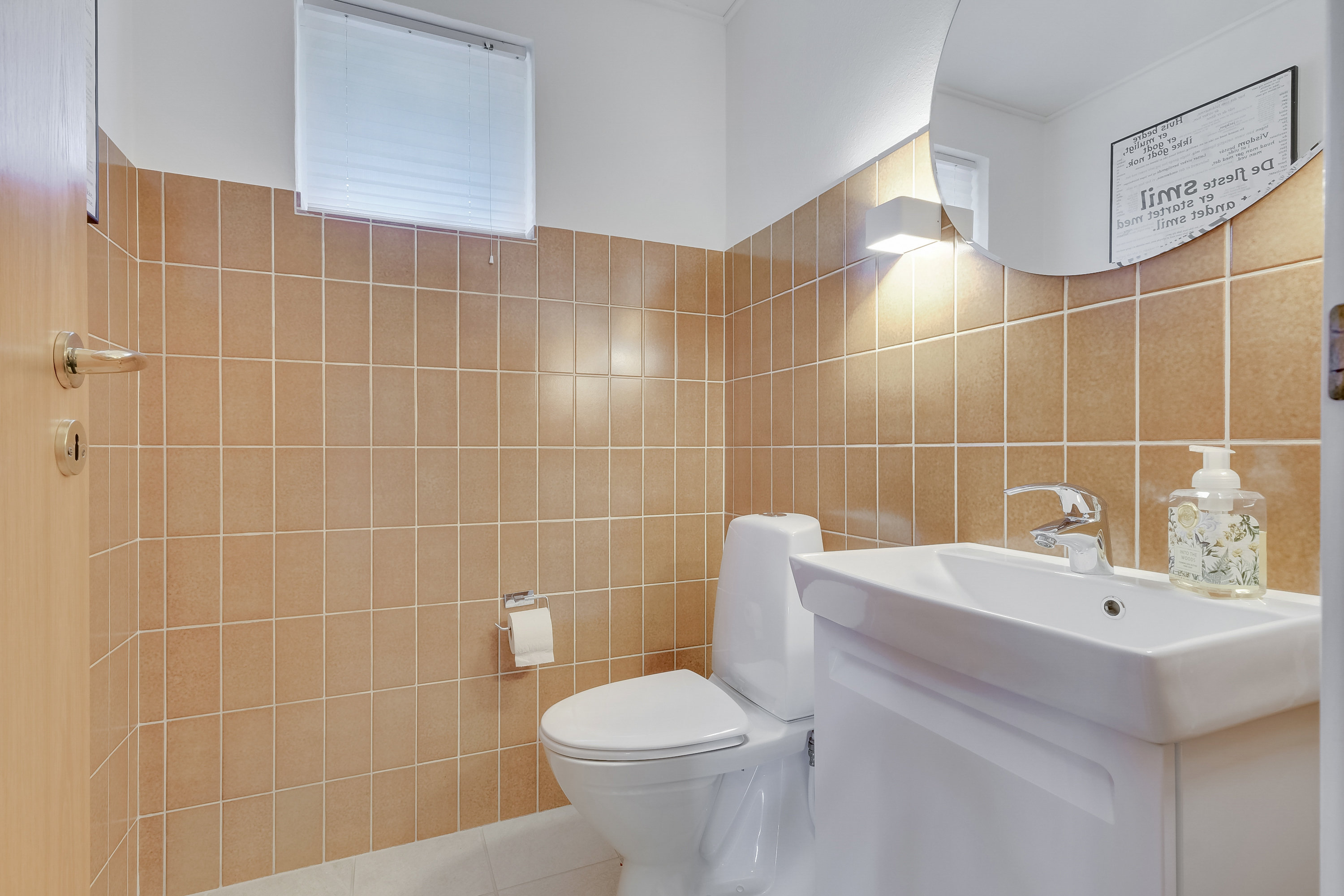 Fremhævet wc billede i fuldskærmstilstand. Billede af Rosenlunden 15, Aunslev, 5800 Nyborg