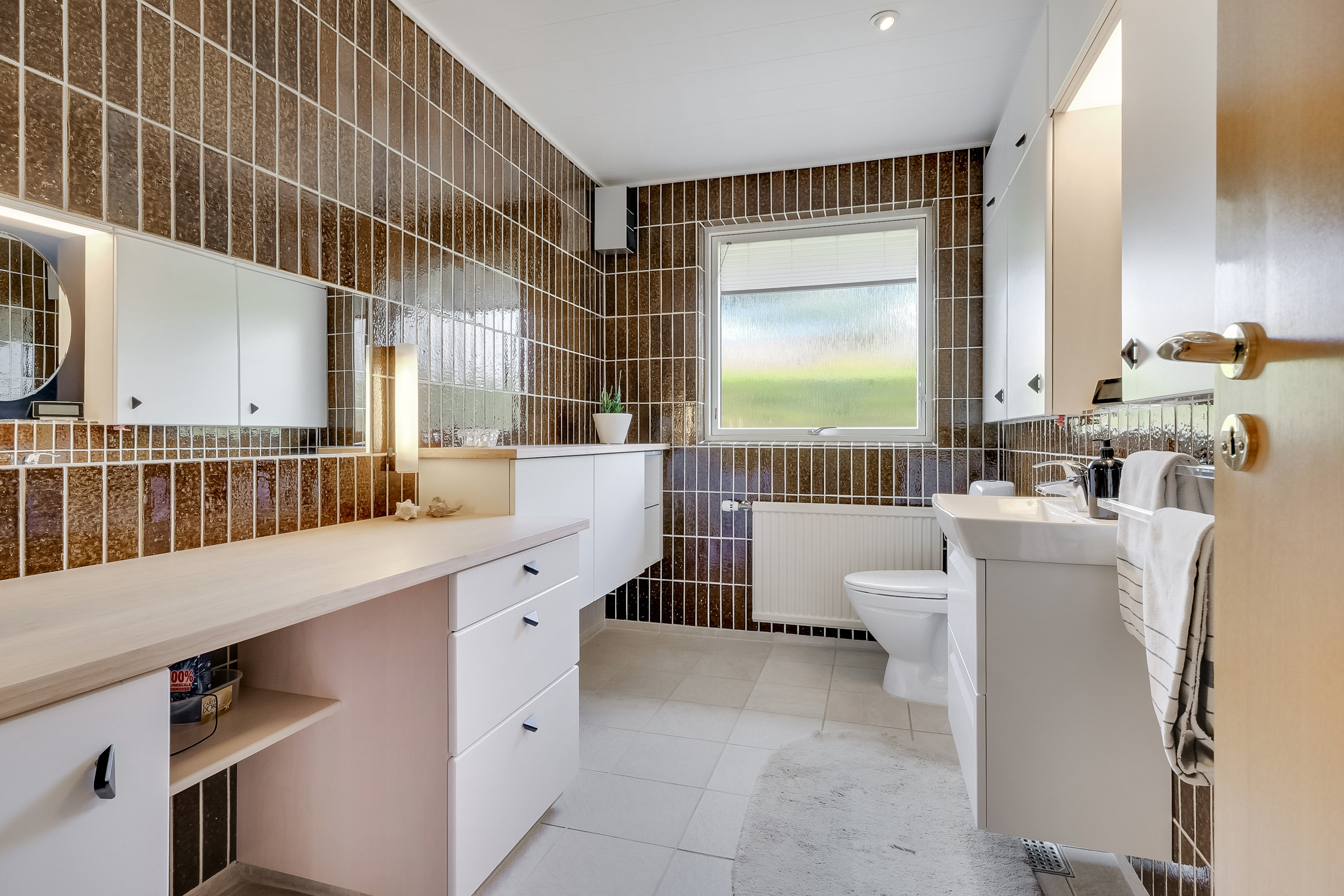 Fremhævet toilet billede i fuldskærmstilstand. Billede af Rosenlunden 15, Aunslev, 5800 Nyborg