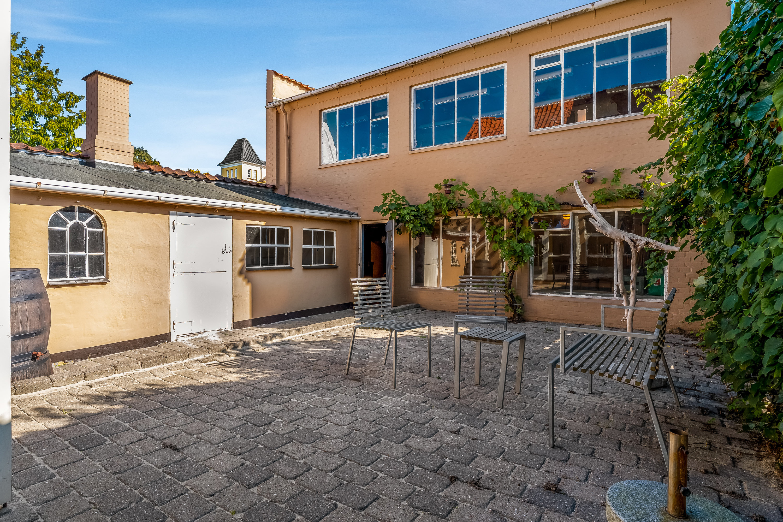 Miniaturebillede 1: gårdhave. Billede af Holchsgade 2, 4800 Nykøbing F