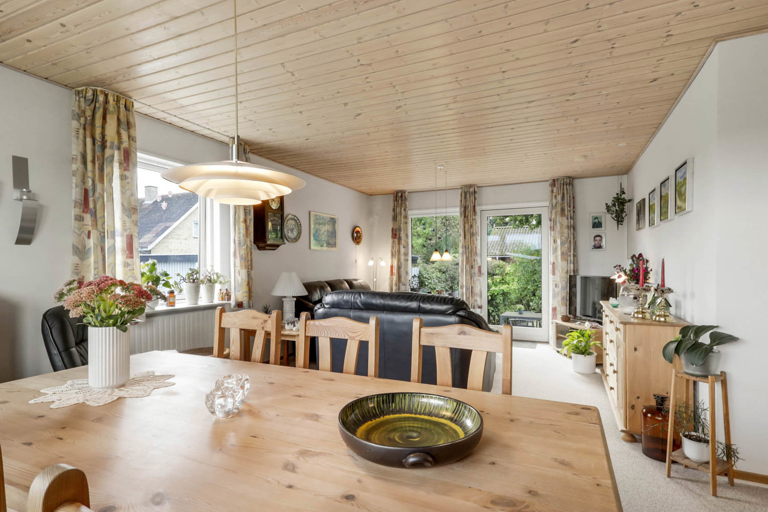 Fremhævet stue billede i fuldskærmstilstand. Billede af Tjørnevej 2, Hundstrup, 5762 Vester Skerninge