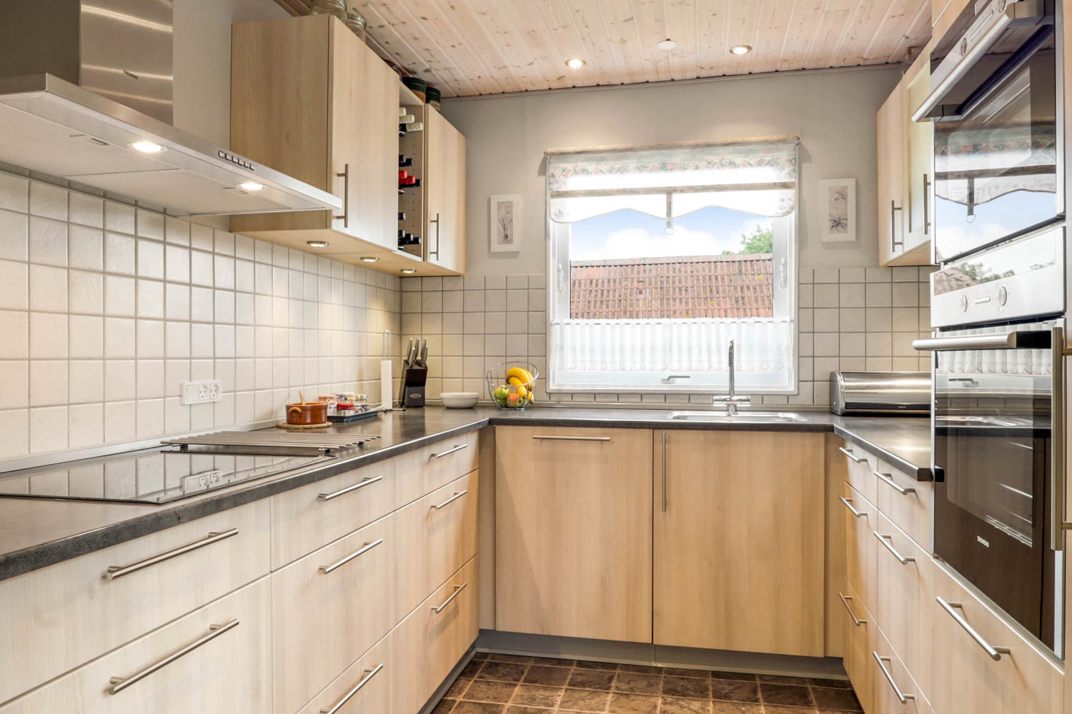 Fremhævet køkken billede i fuldskærmstilstand. Billede af Tjørnevej 2, Hundstrup, 5762 Vester Skerninge