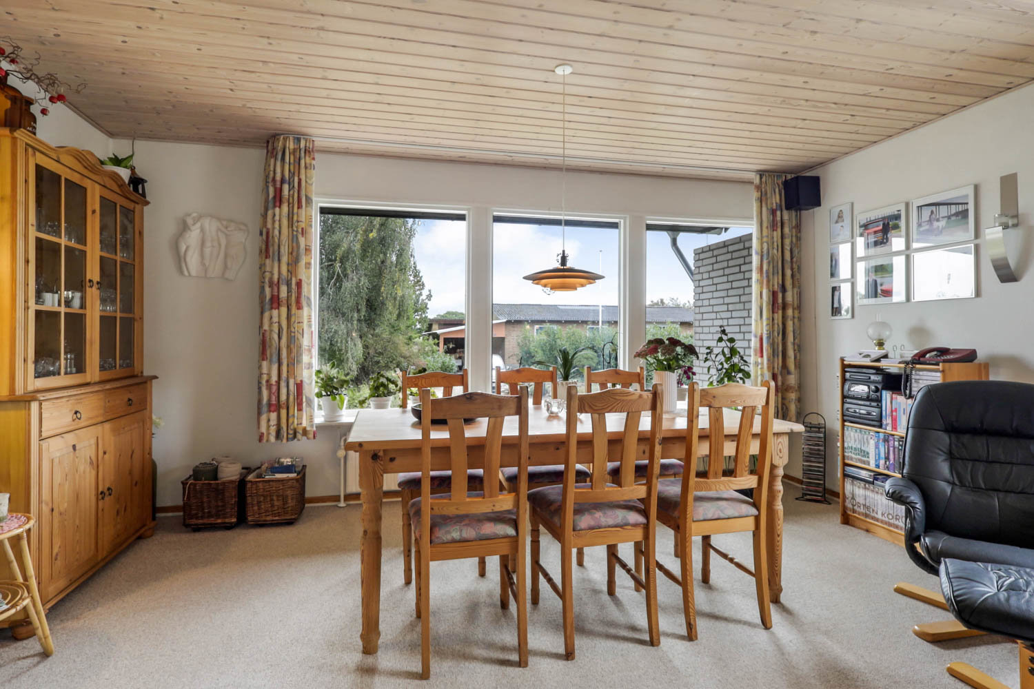 Fremhævet stue billede i fuldskærmstilstand. Billede af Tjørnevej 2, Hundstrup, 5762 Vester Skerninge