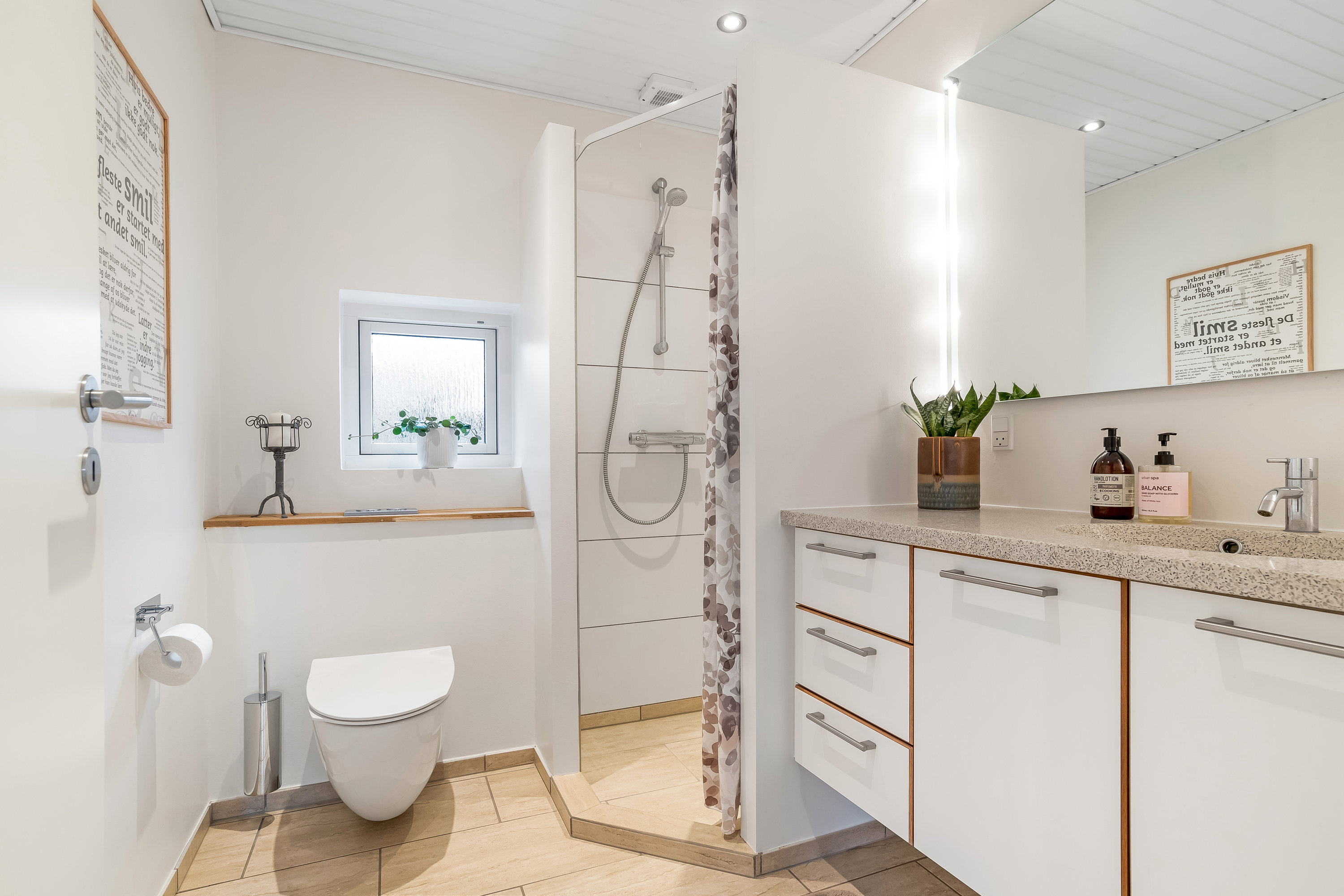 Fremhævet badeværelse billede i fuldskærmstilstand. Billede af Lyngkrogen 26, Mejdal, 7500 Holstebro