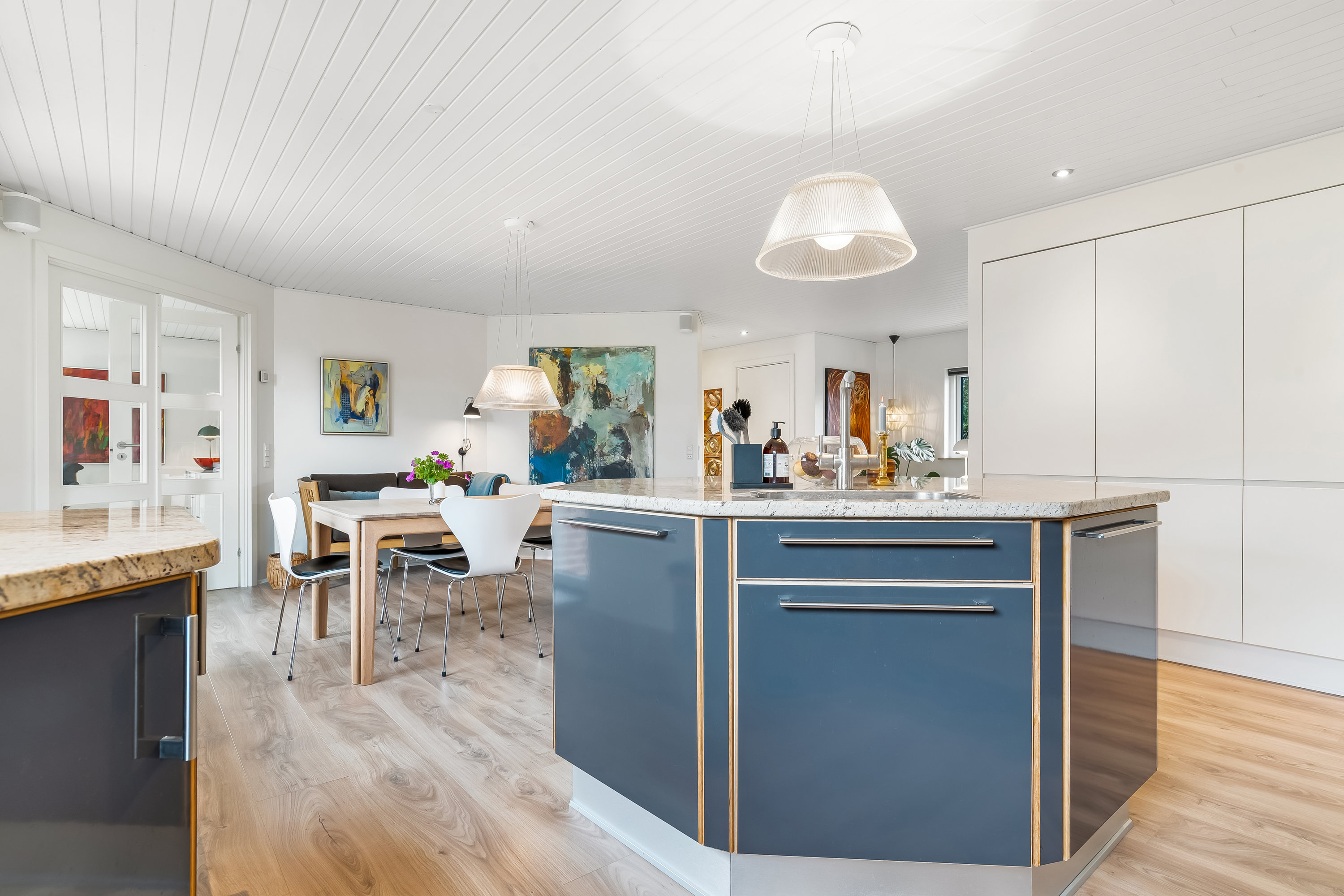 Fremhævet køkken alrum billede i fuldskærmstilstand. Billede af Lyngkrogen 26, Mejdal, 7500 Holstebro