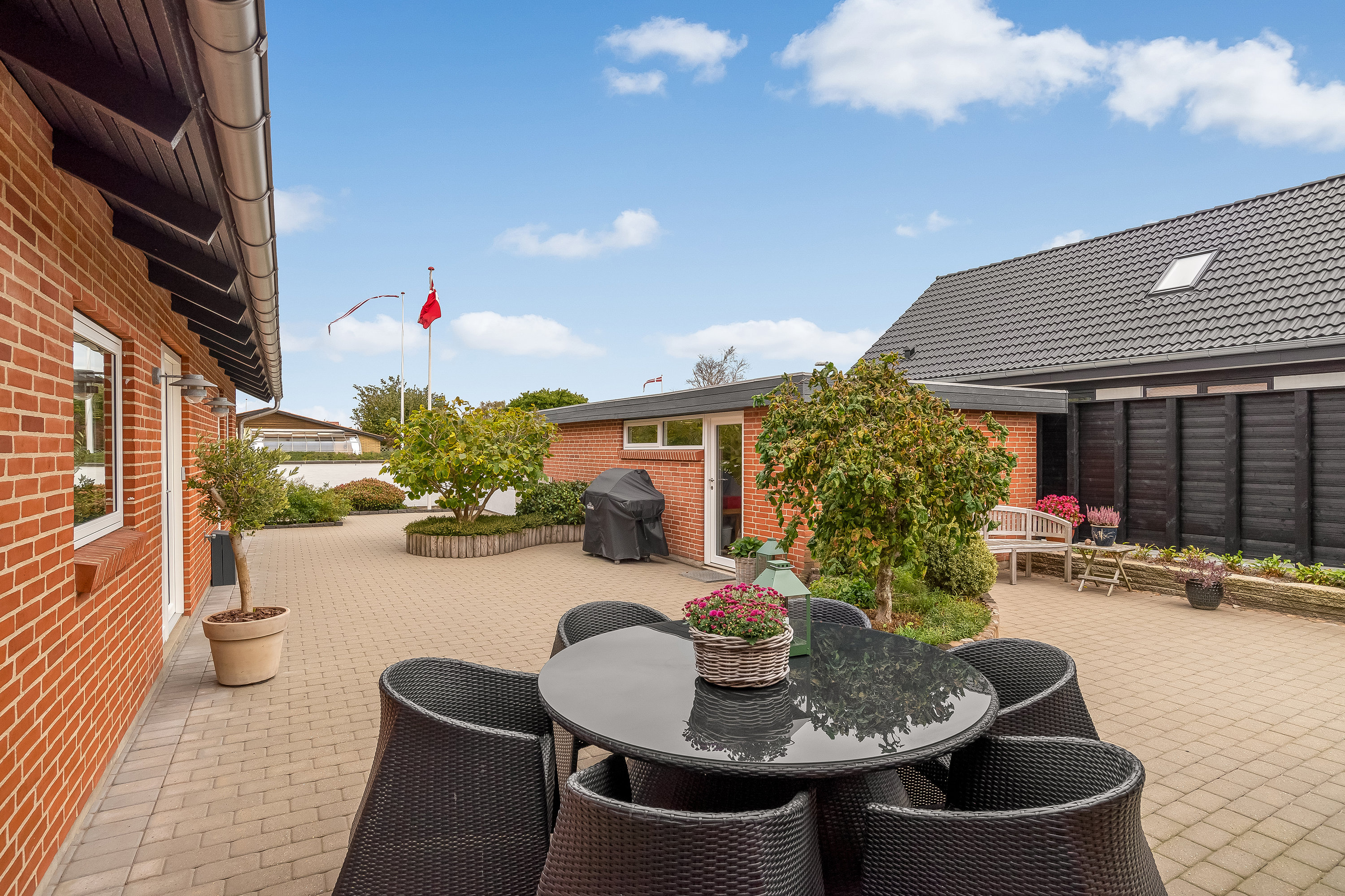 Miniaturebillede 1: gårdhave. Billede af Lyngkrogen 26, Mejdal, 7500 Holstebro