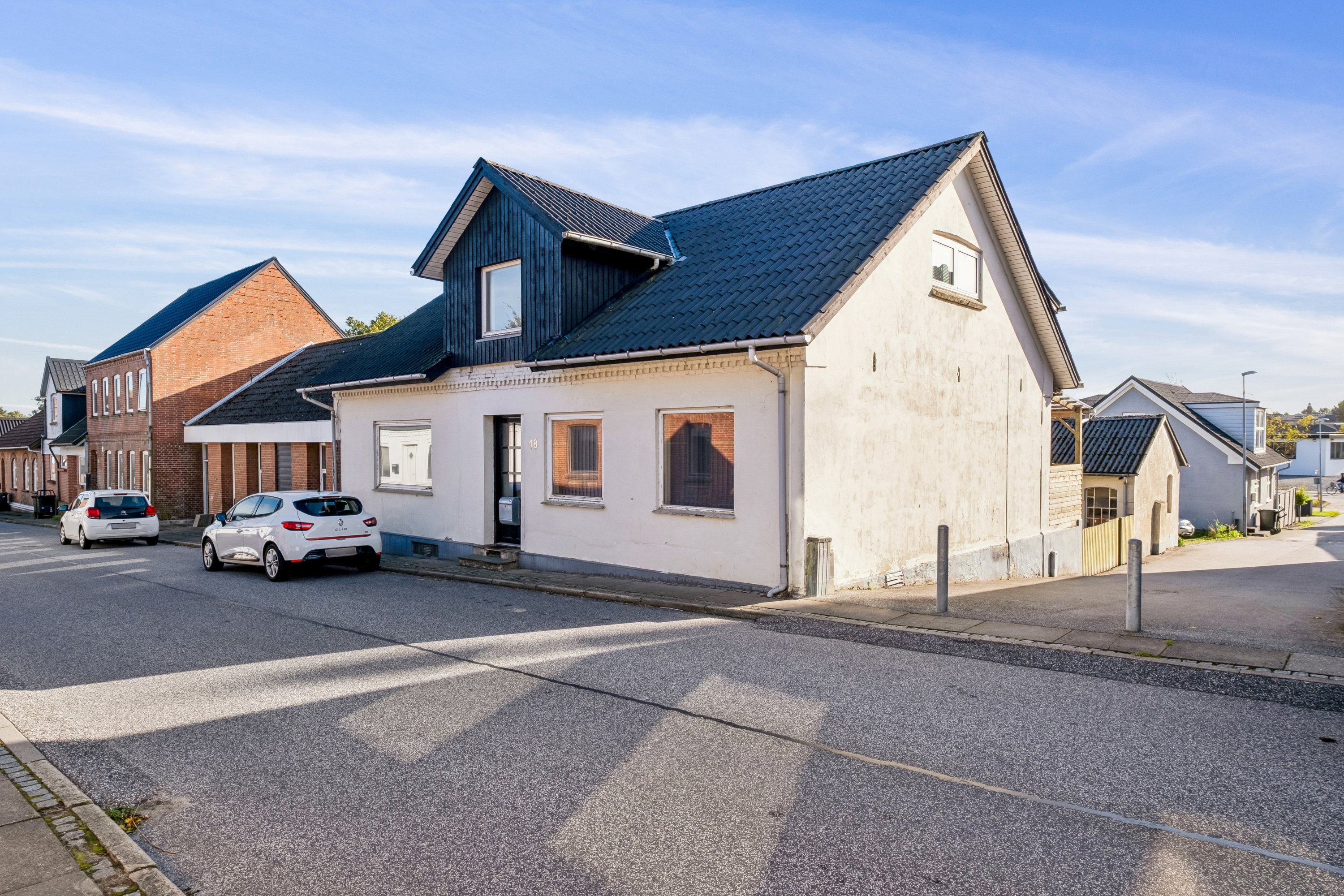 Fremhævet set fra vejen billede i fuldskærmstilstand. Billede af Hovedgaden 18, 8763 Rask Mølle