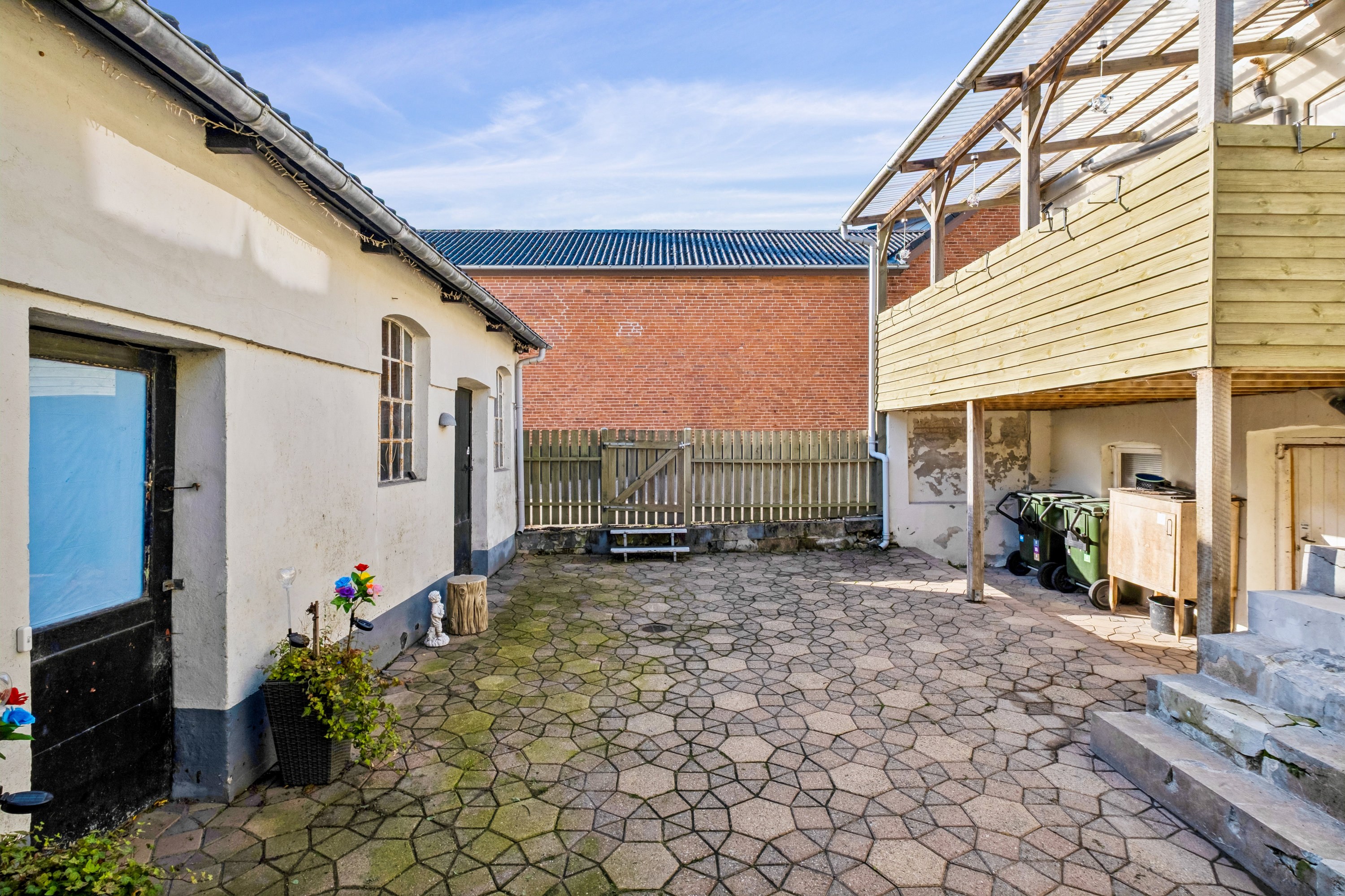 Fremhævet gårdhave billede i fuldskærmstilstand. Billede af Hovedgaden 18, 8763 Rask Mølle