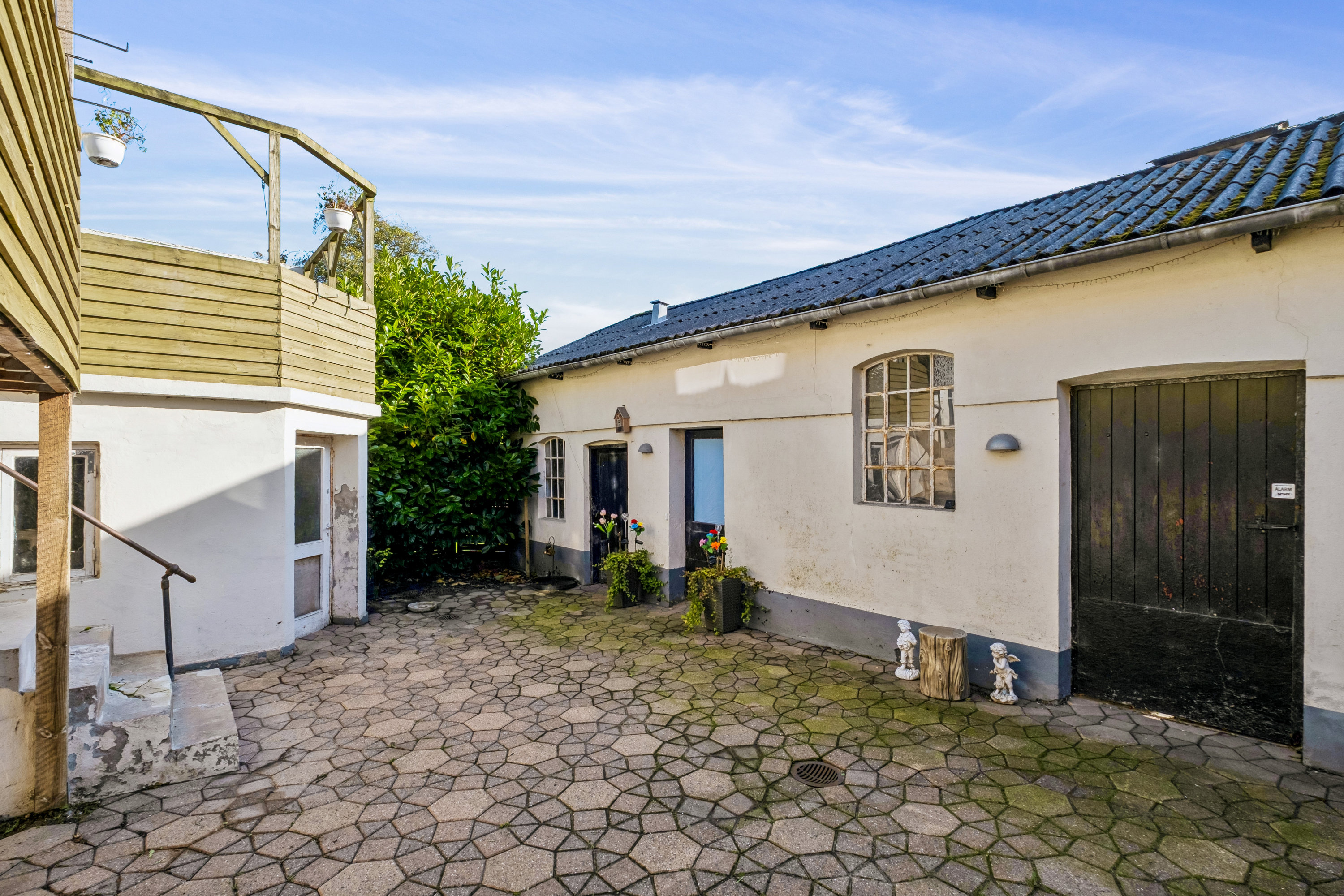 Miniaturebillede 2: gårdhave. Billede af Hovedgaden 18, 8763 Rask Mølle