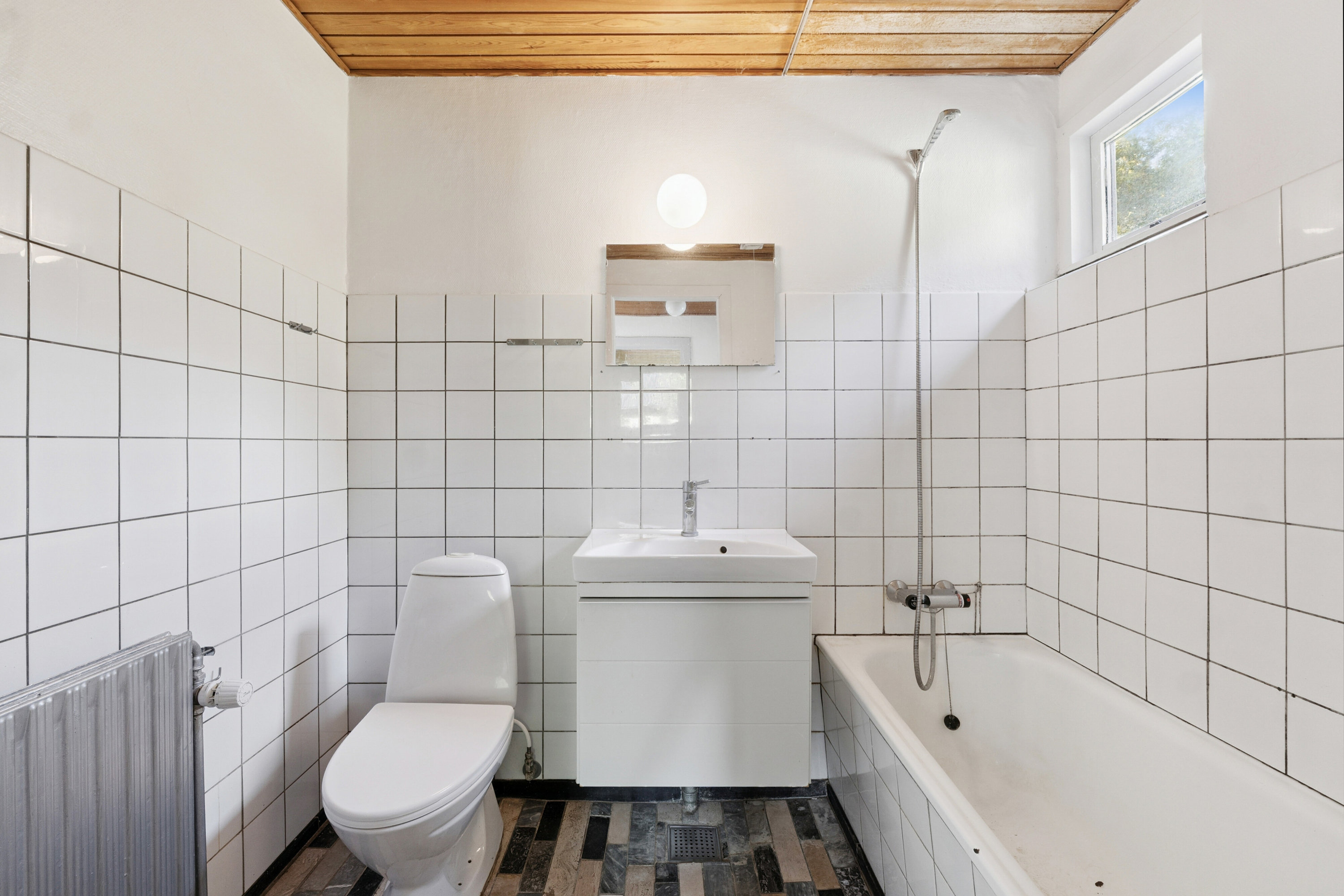 Fremhævet badeværelse billede i fuldskærmstilstand. Billede af Svanevej 16, Ny Sebberup, 8723 Løsning