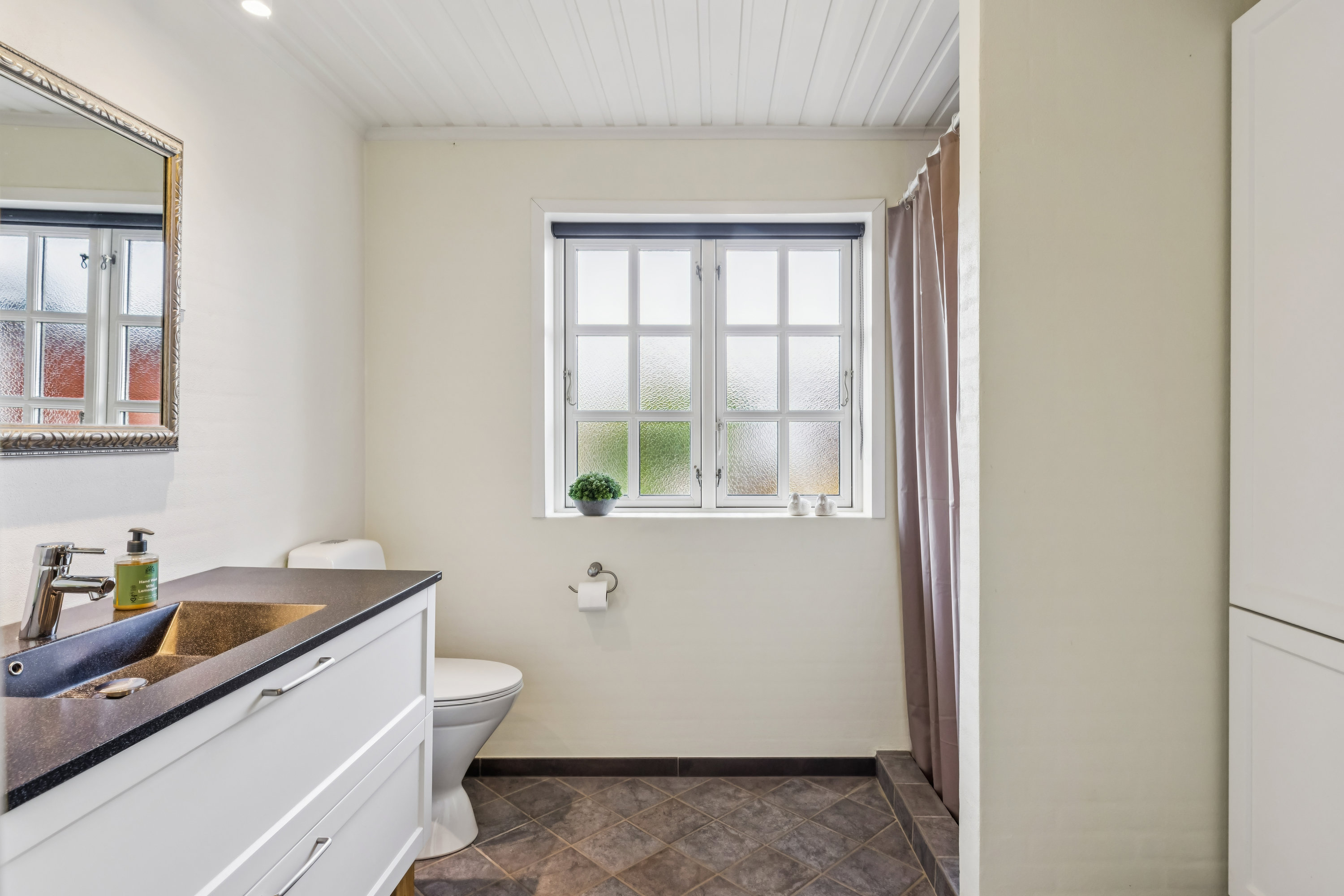 Fremhævet badeværelse billede i fuldskærmstilstand. Billede af Havremarken 85, Holbøl, 6340 Kruså