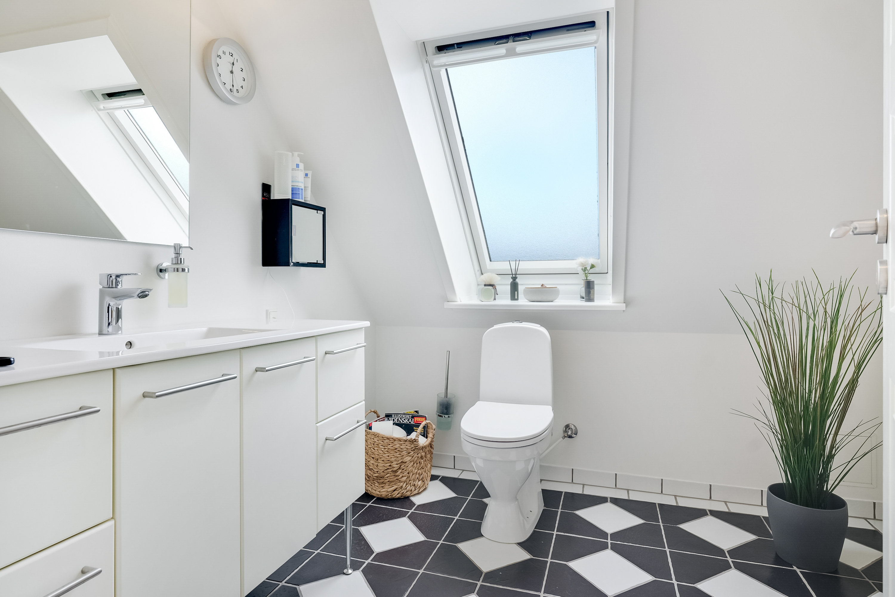 Fremhævet badeværelse billede i fuldskærmstilstand. Billede af H C Lumbyes Vej 8, Strib, 5500 Middelfart