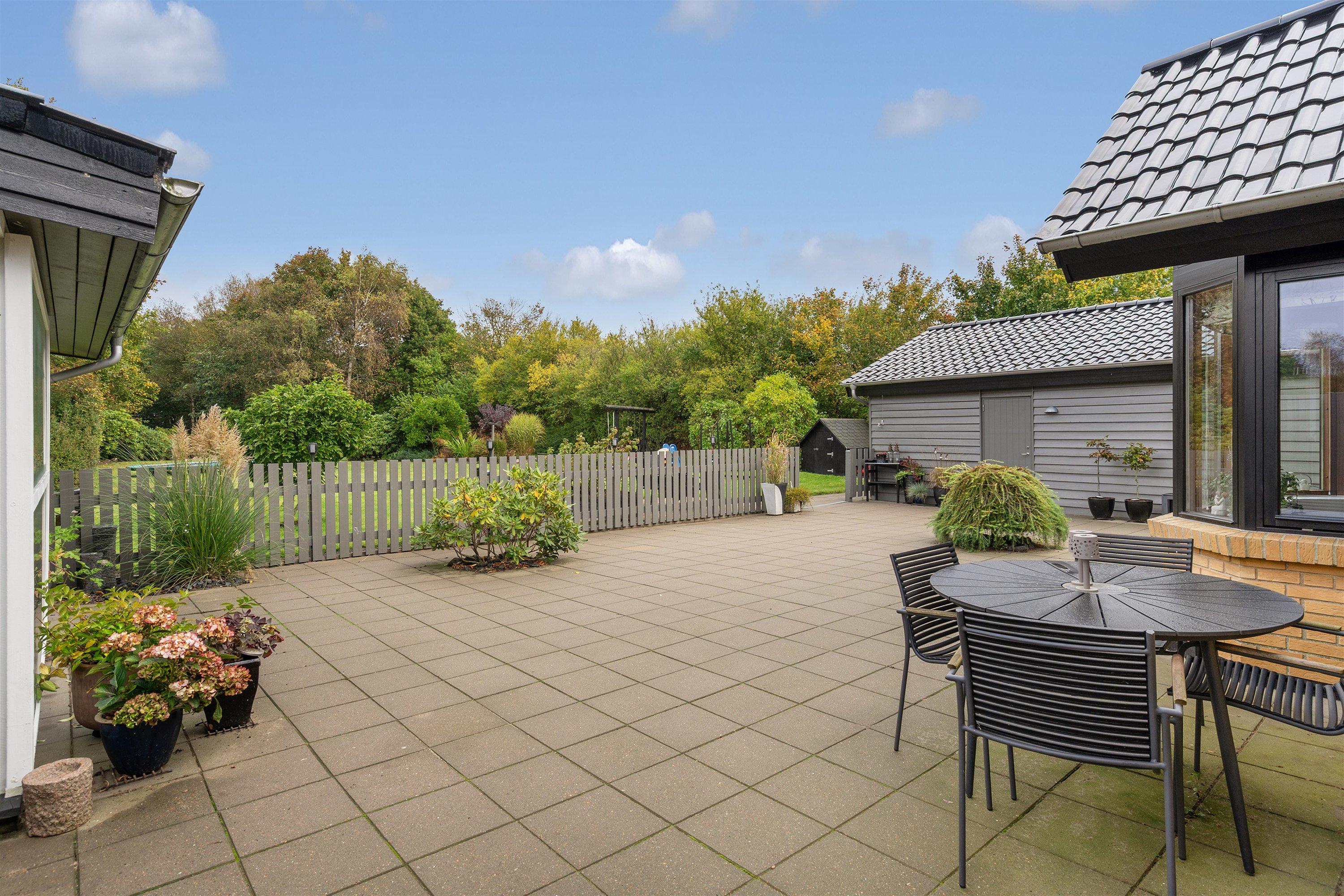 Fremhævet terrasse billede i fuldskærmstilstand. Billede af Løvlundvej 2, 7190 Billund