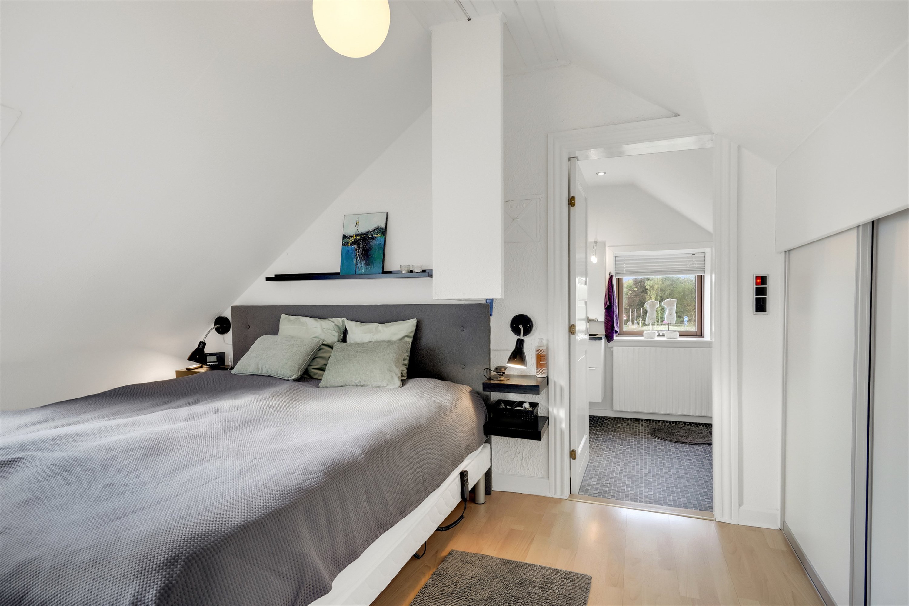 Fremhævet soveværelse billede i fuldskærmstilstand. Billede af Løvlundvej 2, 7190 Billund