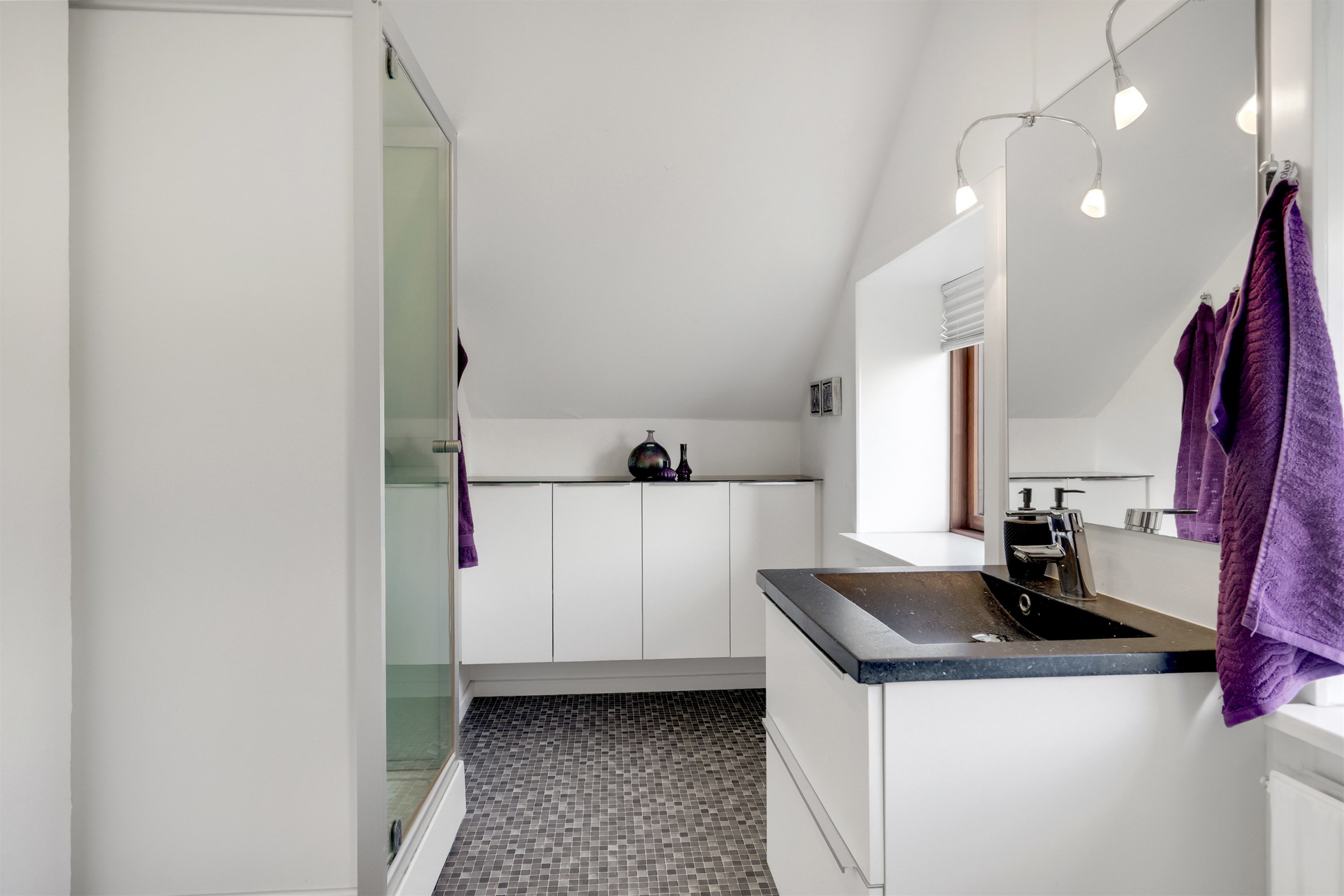 Fremhævet badeværelse billede i fuldskærmstilstand. Billede af Løvlundvej 2, 7190 Billund