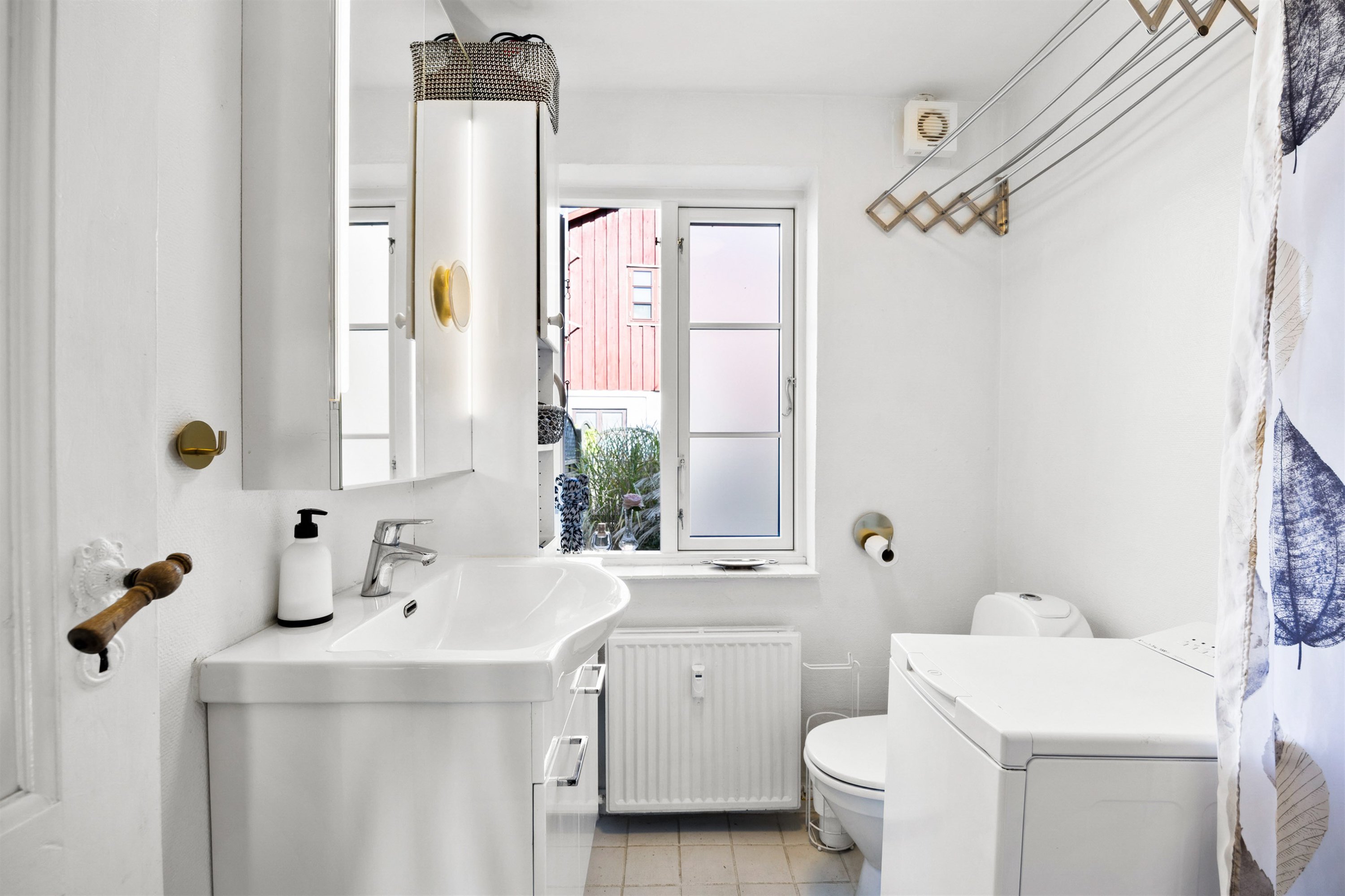 Fremhævet bad billede i fuldskærmstilstand. Billede af Gilleleje Hovedgade 41A, 3250 Gilleleje