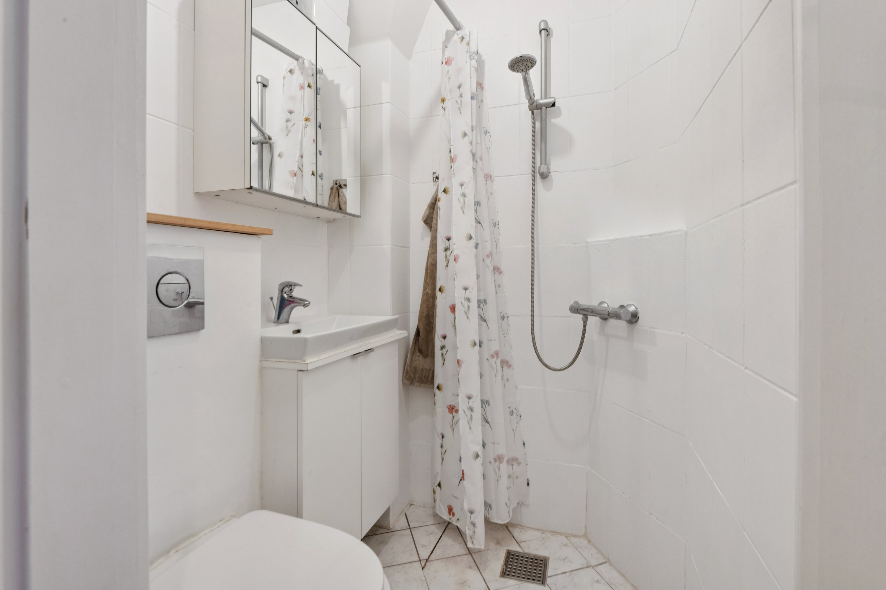 Fremhævet badeværelse billede i fuldskærmstilstand. Billede af Østerbro 57, st.. tv., 9000 Aalborg