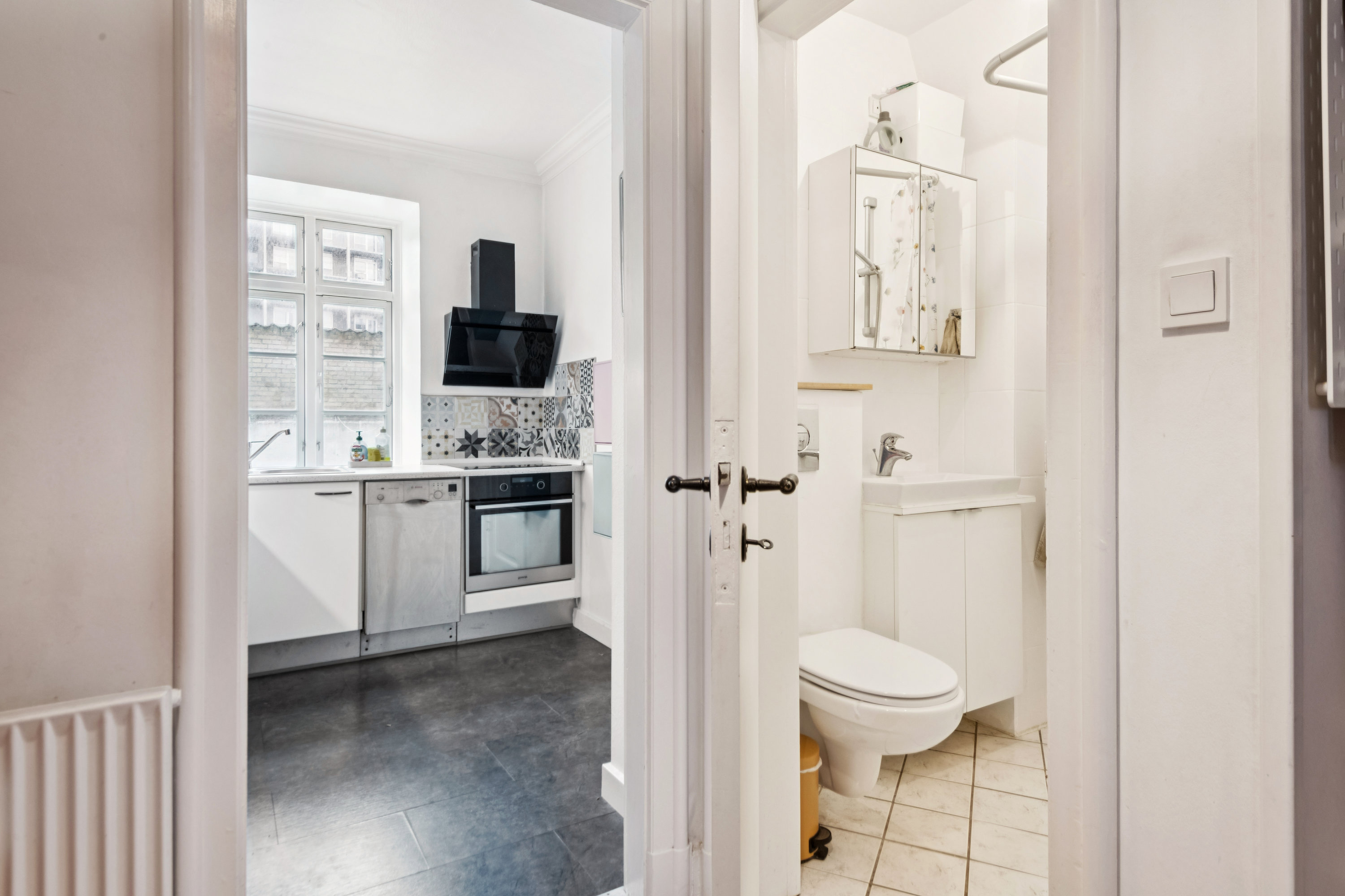 Fremhævet badeværelse billede i fuldskærmstilstand. Billede af Østerbro 57, st.. tv., 9000 Aalborg