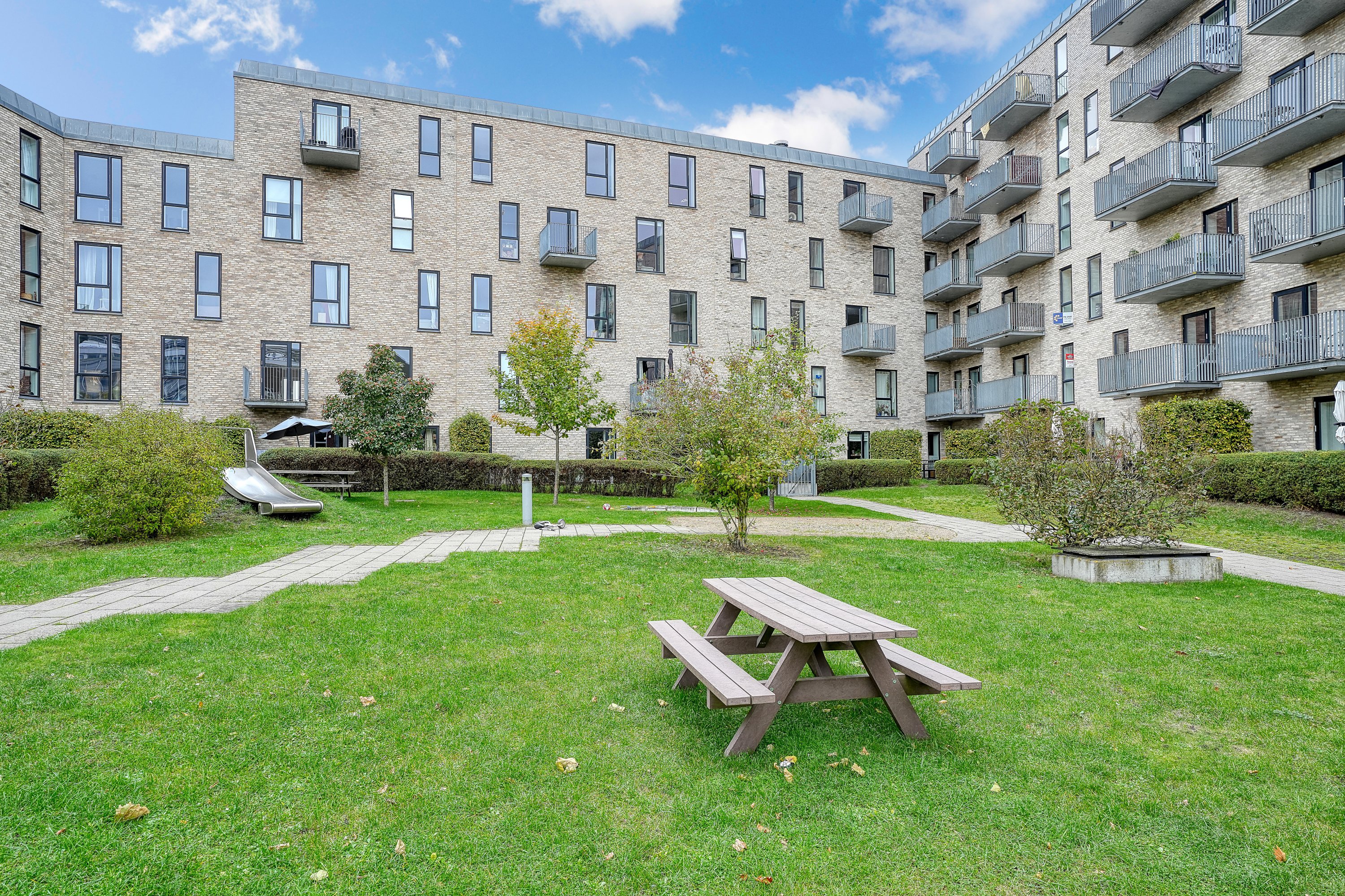 Fremhævet gårdmiljø billede i fuldskærmstilstand. Billede af Clara Pontoppidans Vej 20, 2. tv., 2500 Valby