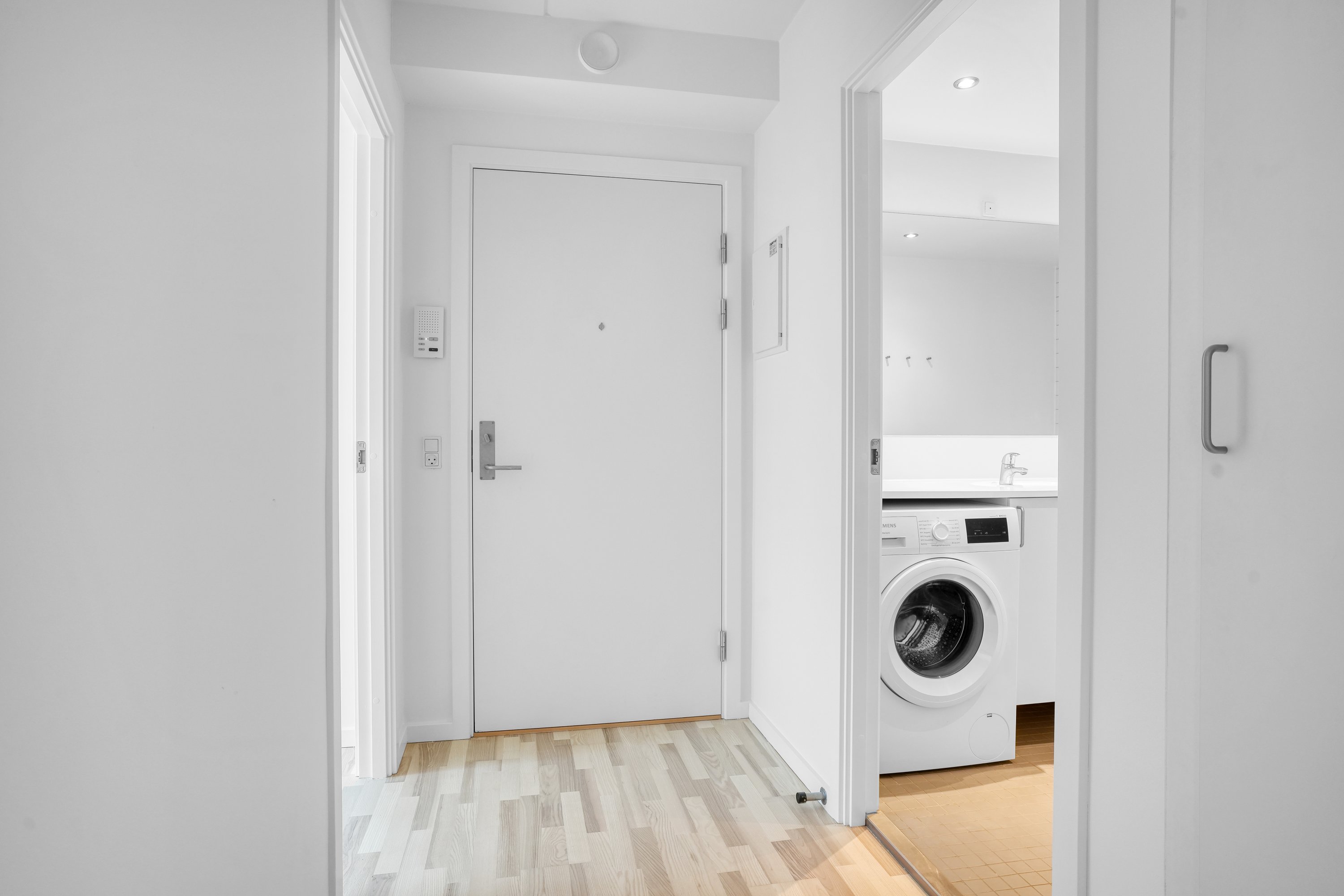 Fremhævet entré billede i fuldskærmstilstand. Billede af Clara Pontoppidans Vej 20, 2. tv., 2500 Valby