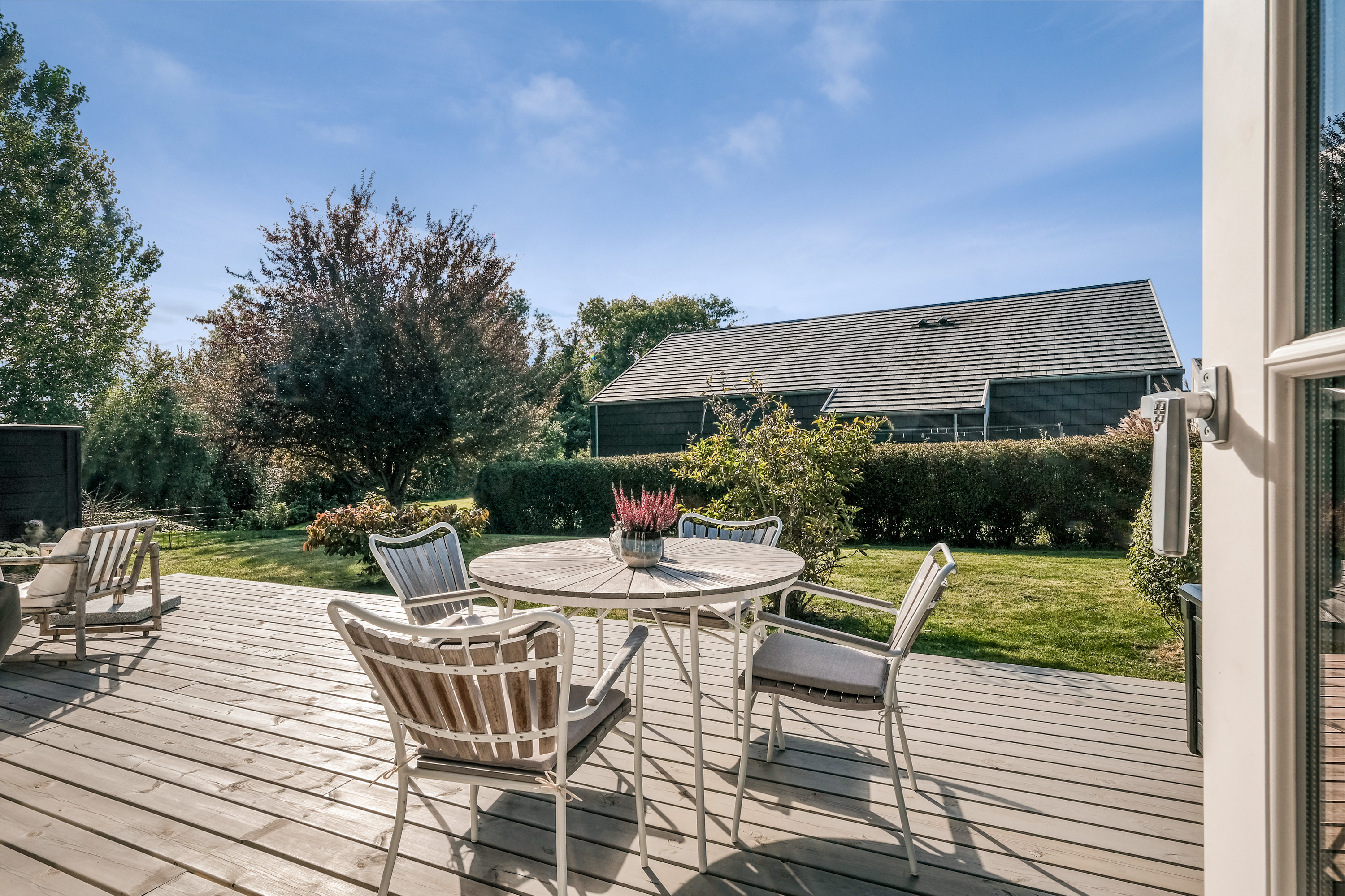 Fremhævet terrasse billede i fuldskærmstilstand. Billede af Kirsebærhaven 53, 5540 Ullerslev