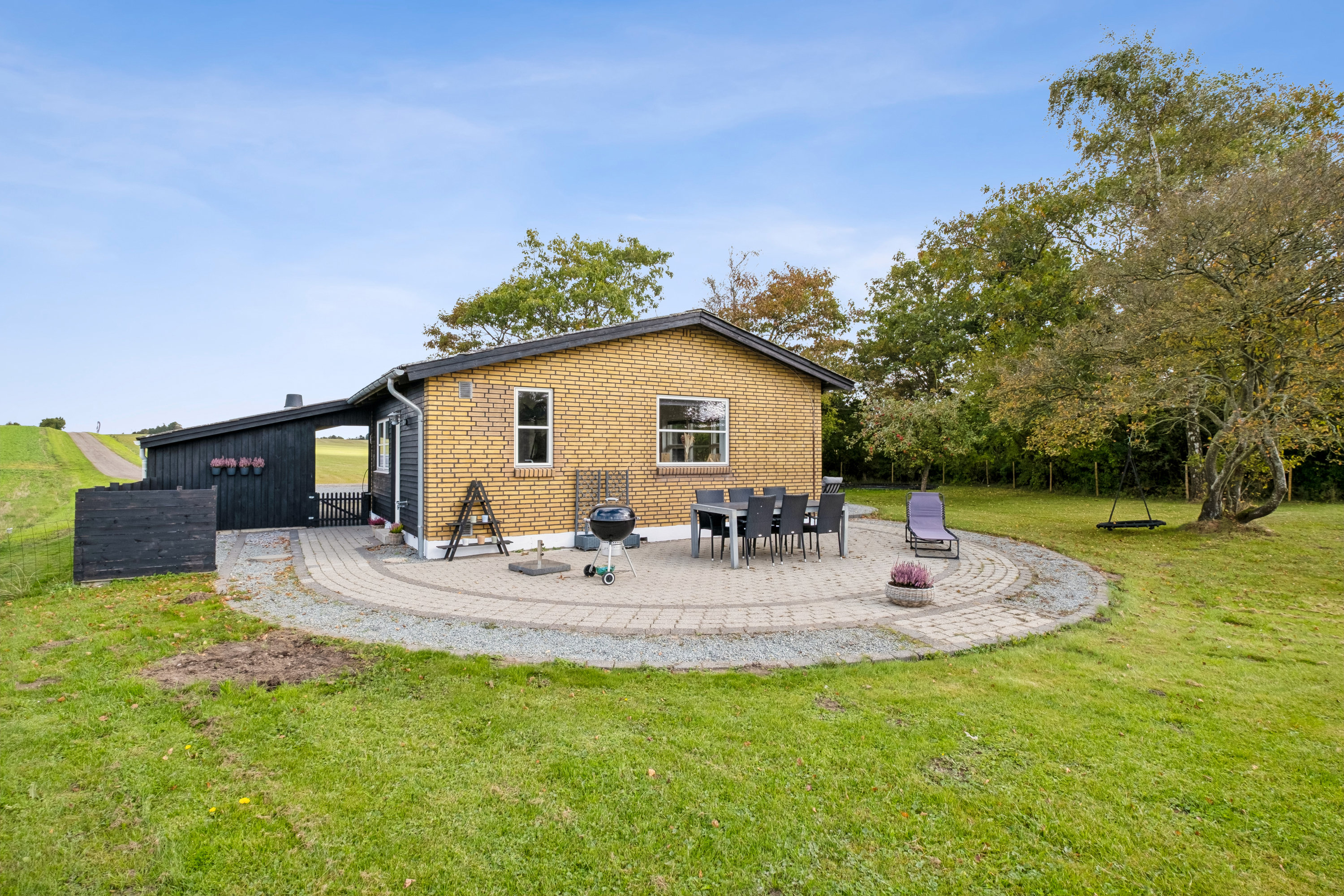 Fremhævet ejendommen set fra haven billede i fuldskærmstilstand. Billede af Marielystvej 1, Serridslev, 8700 Horsens