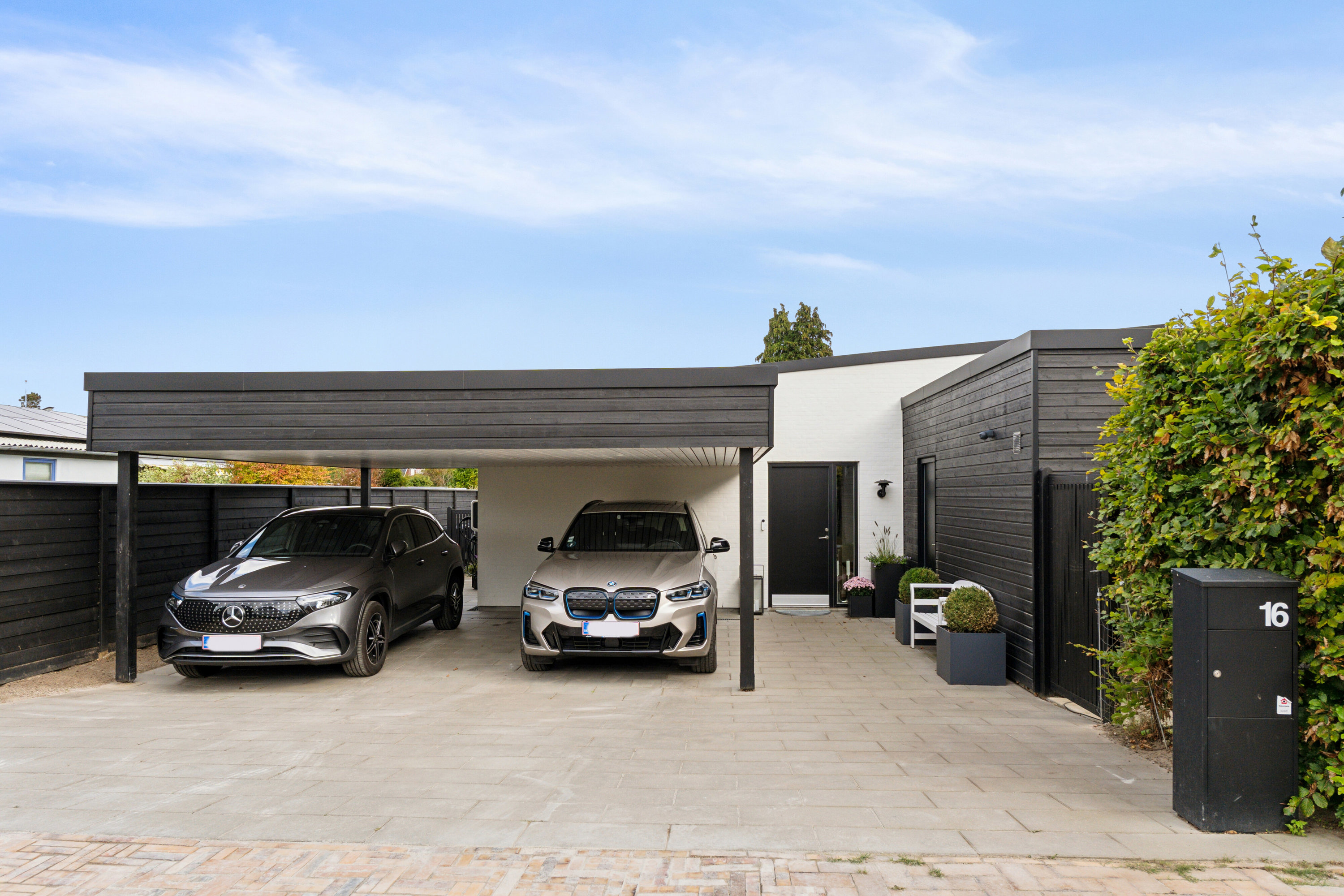 Miniaturebillede 2: set fra vejen. Billede af Chr. Richardts Vej 16, 5230 Odense M