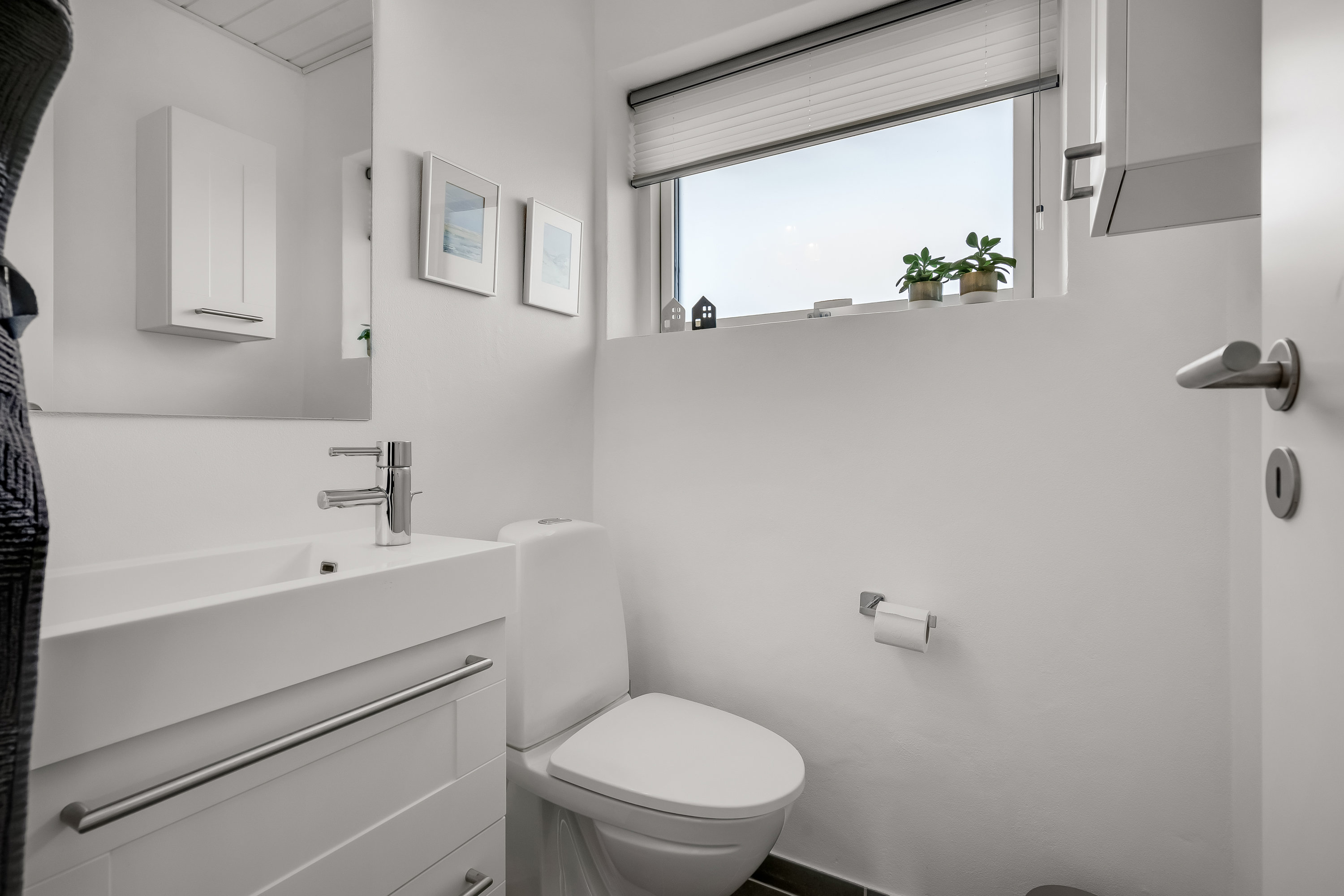 Fremhævet toilet billede i fuldskærmstilstand. Billede af Stormgade 20, 6960 Hvide Sande