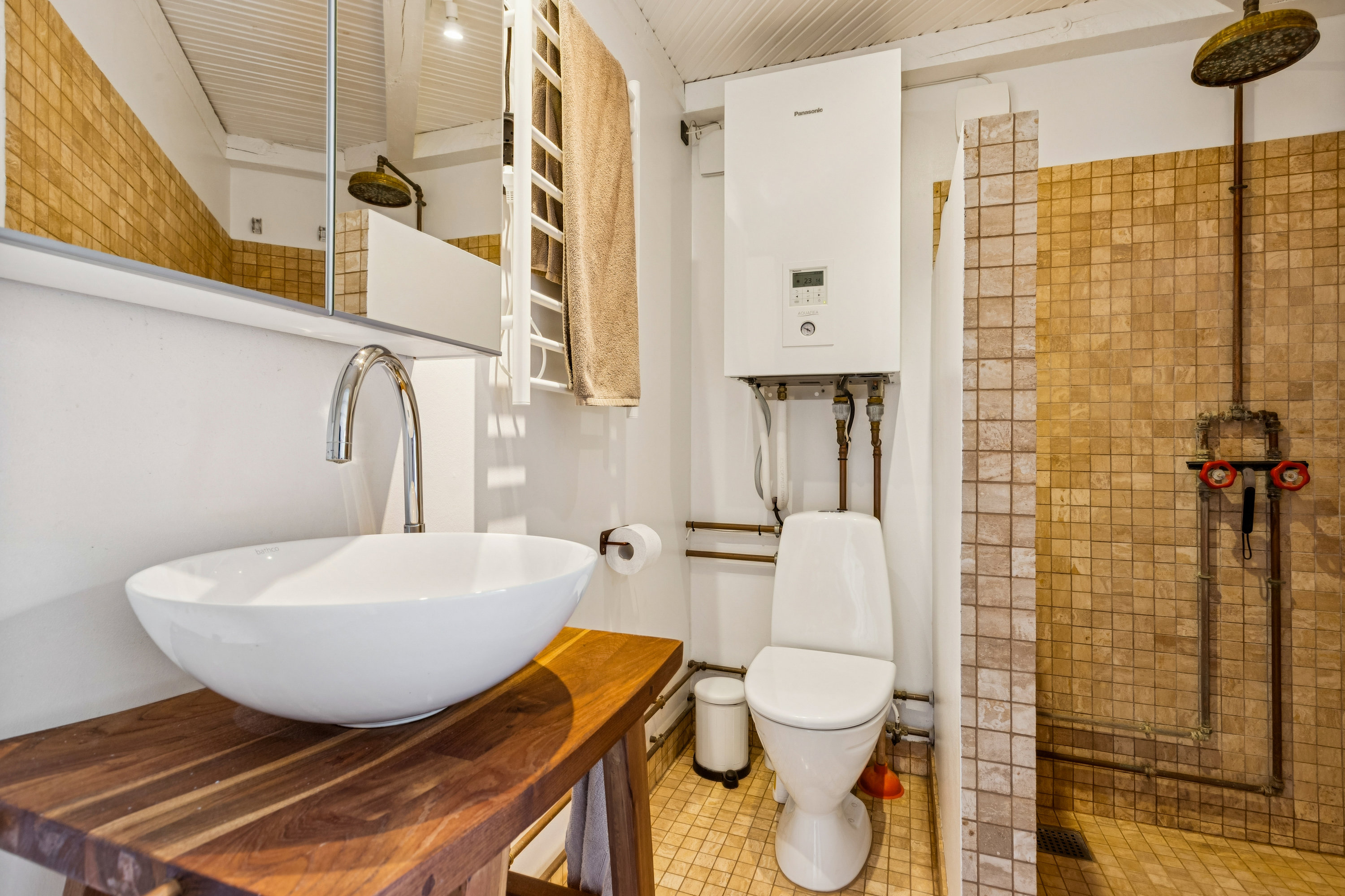 Fremhævet badeværelse billede i fuldskærmstilstand. Billede af Hf. Bachersminde 22, 2791 Dragør