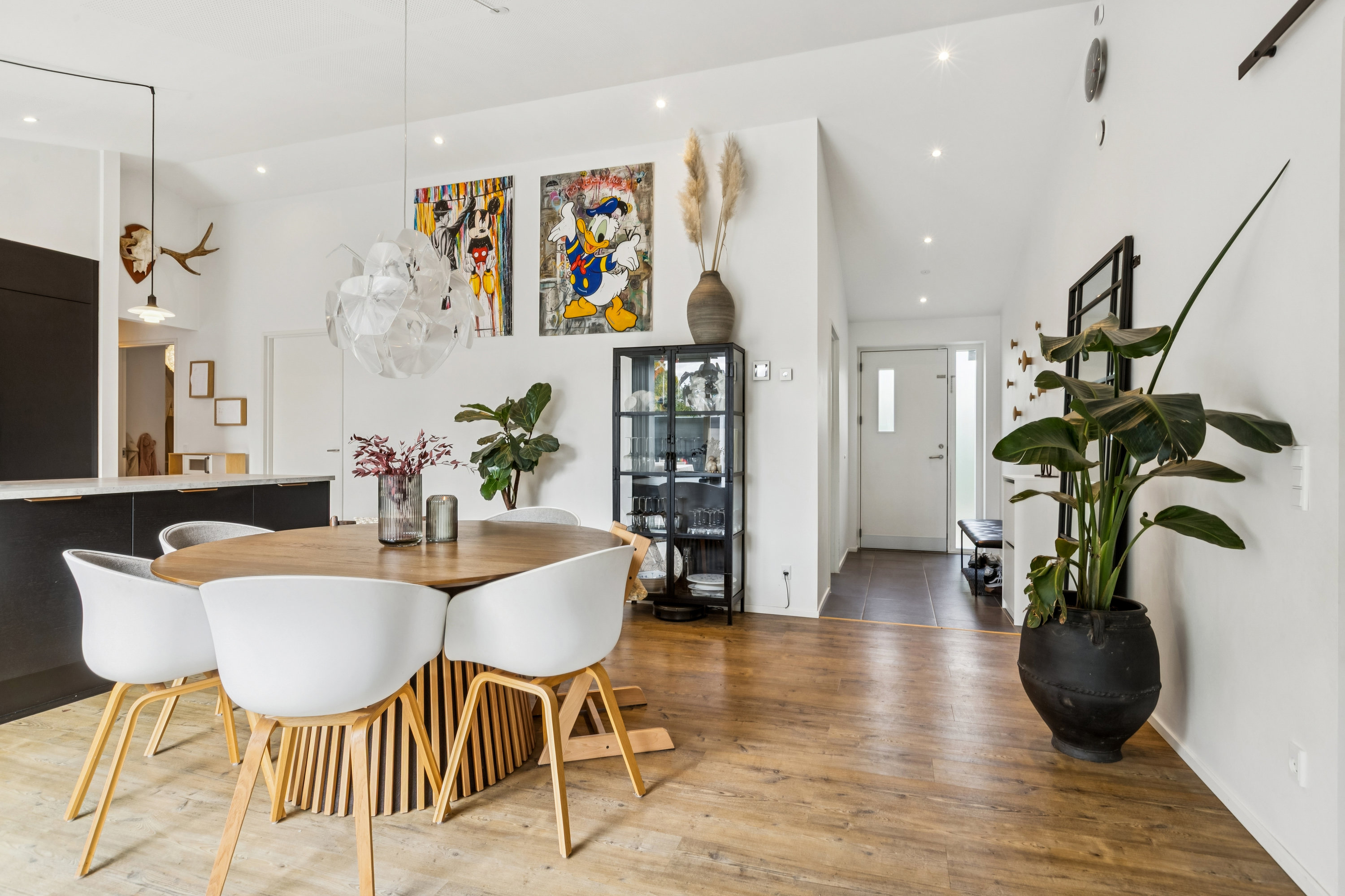 Fremhævet stue billede i fuldskærmstilstand. Billede af Gyldenvang Alle 38, 2770 Kastrup