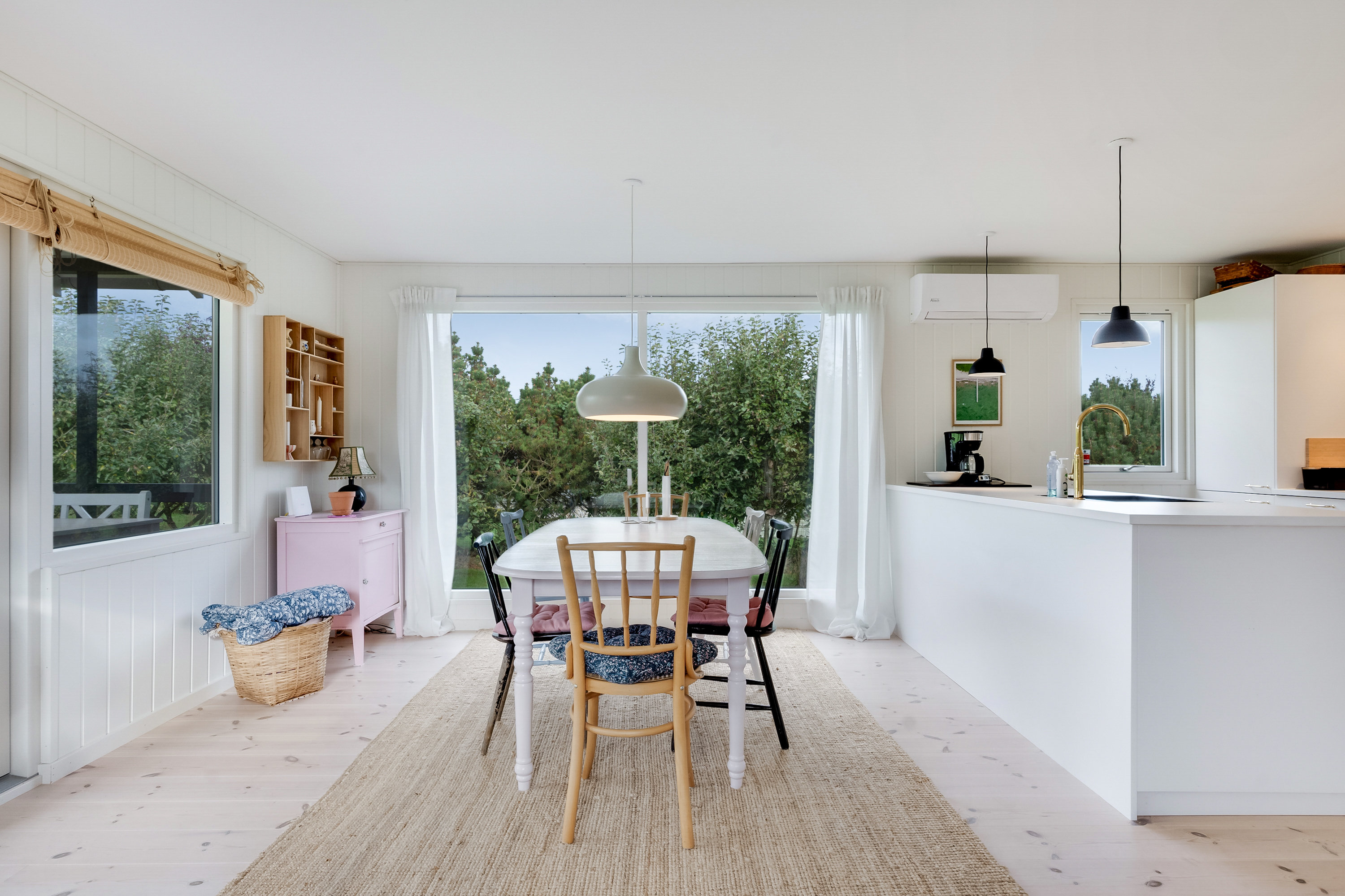 Fremhævet stue billede i fuldskærmstilstand. Billede af Solbakken 22, Skåstrup Str, 5400 Bogense