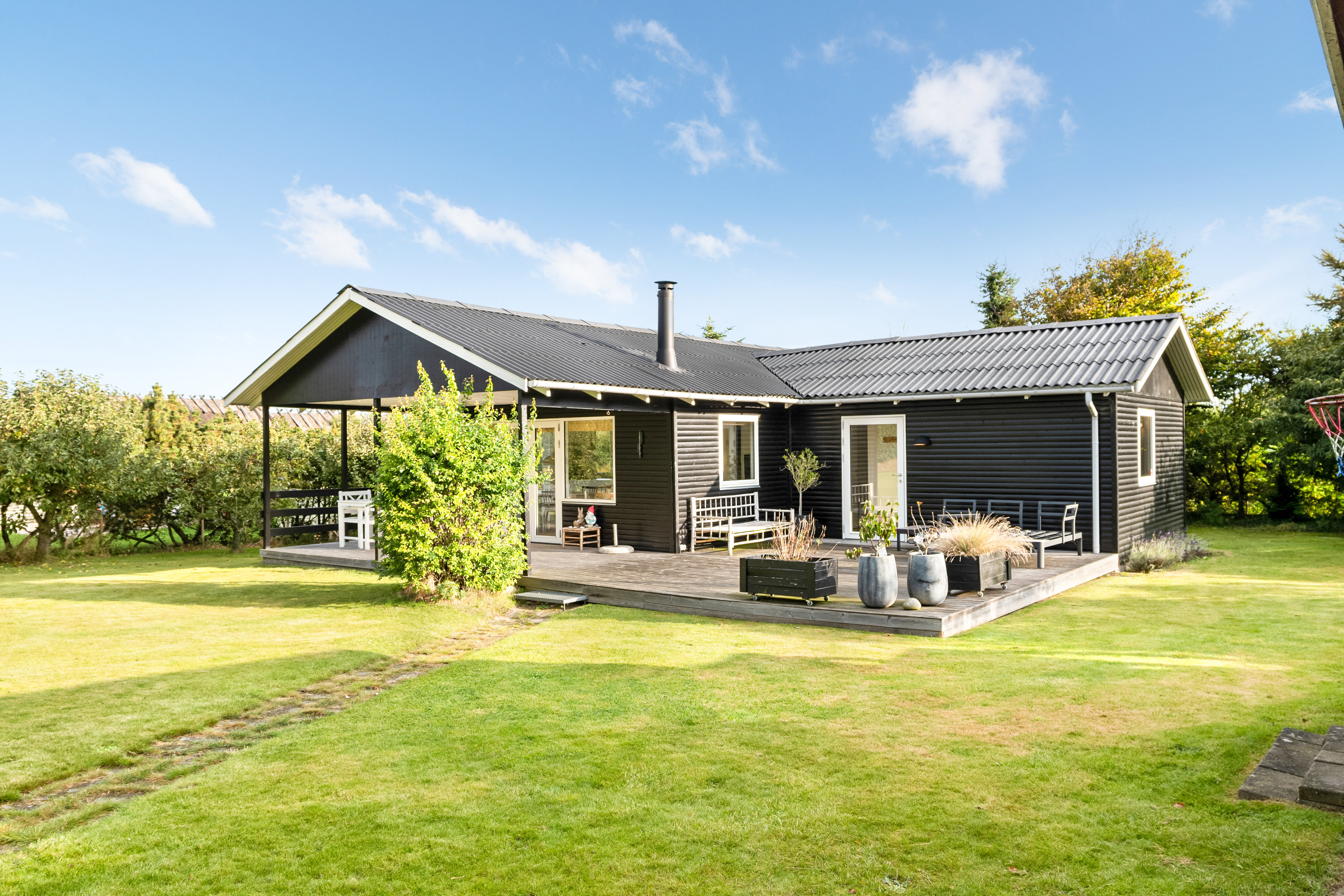 Fremhævet facade billede i fuldskærmstilstand. Billede af Solbakken 22, Skåstrup Str, 5400 Bogense