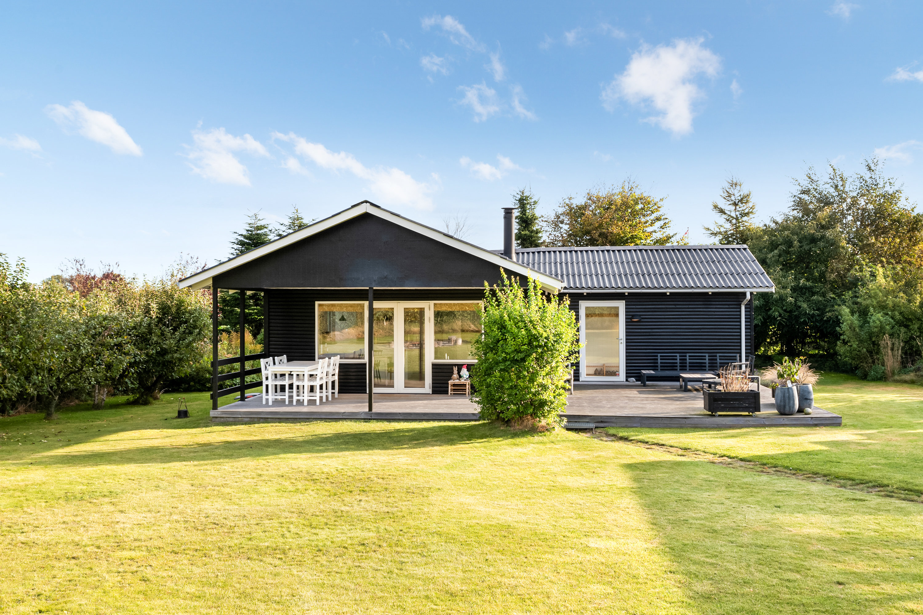 Fremhævet facade billede i fuldskærmstilstand. Billede af Solbakken 22, Skåstrup Str, 5400 Bogense