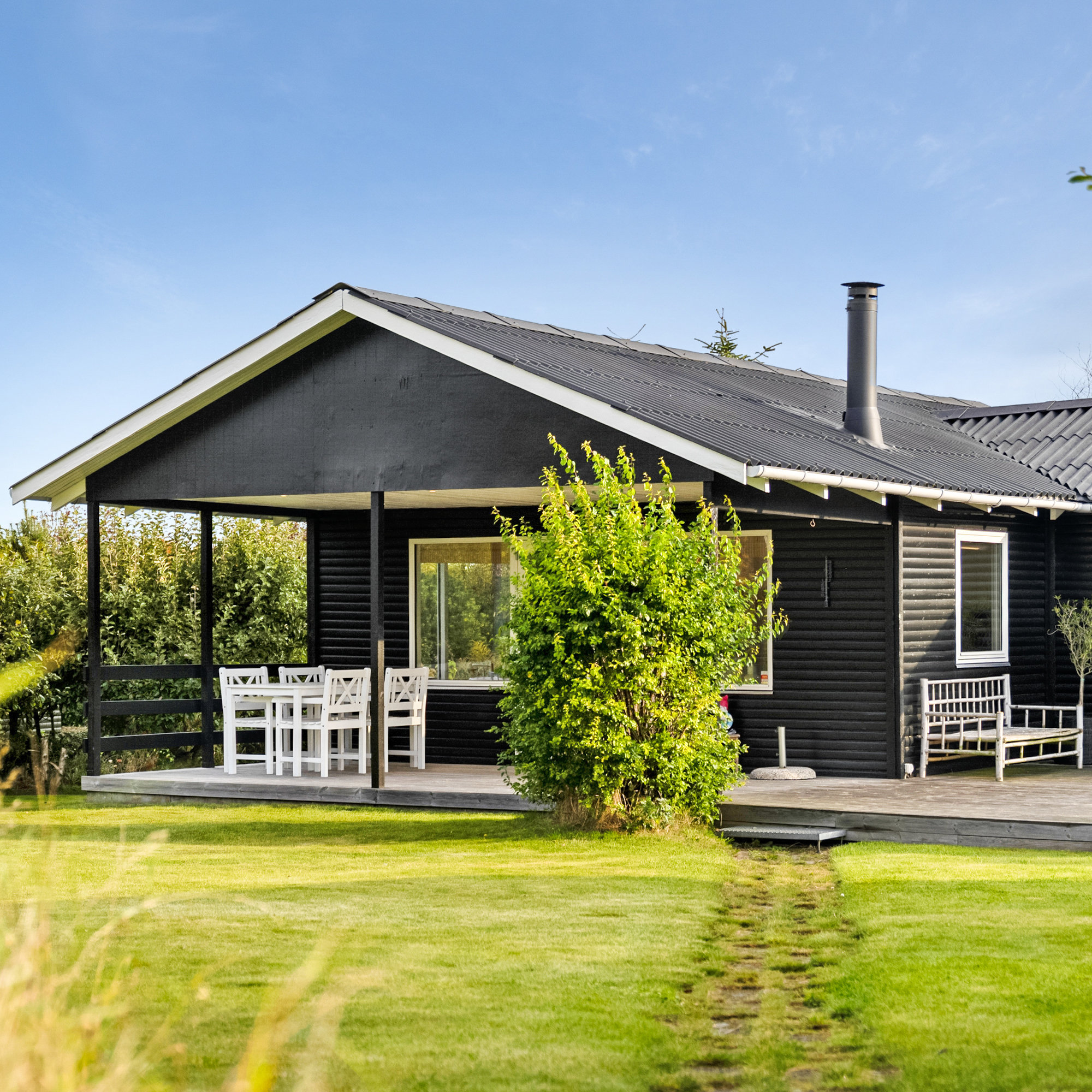 Fremhævet facade billede i fuldskærmstilstand. Billede af Solbakken 22, Skåstrup Str, 5400 Bogense